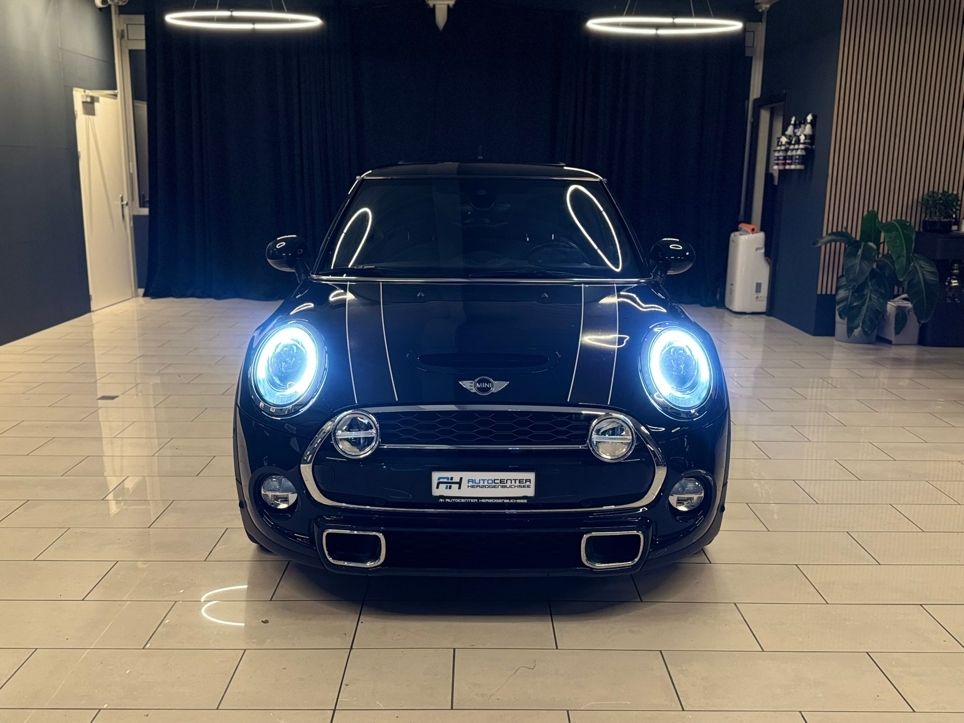MINI Cooper S-showroom-element-1