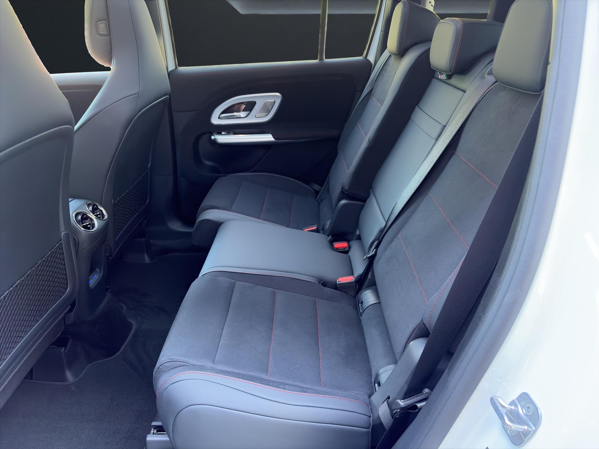 MERCEDES-BENZ GLB 350 4matic-image-13