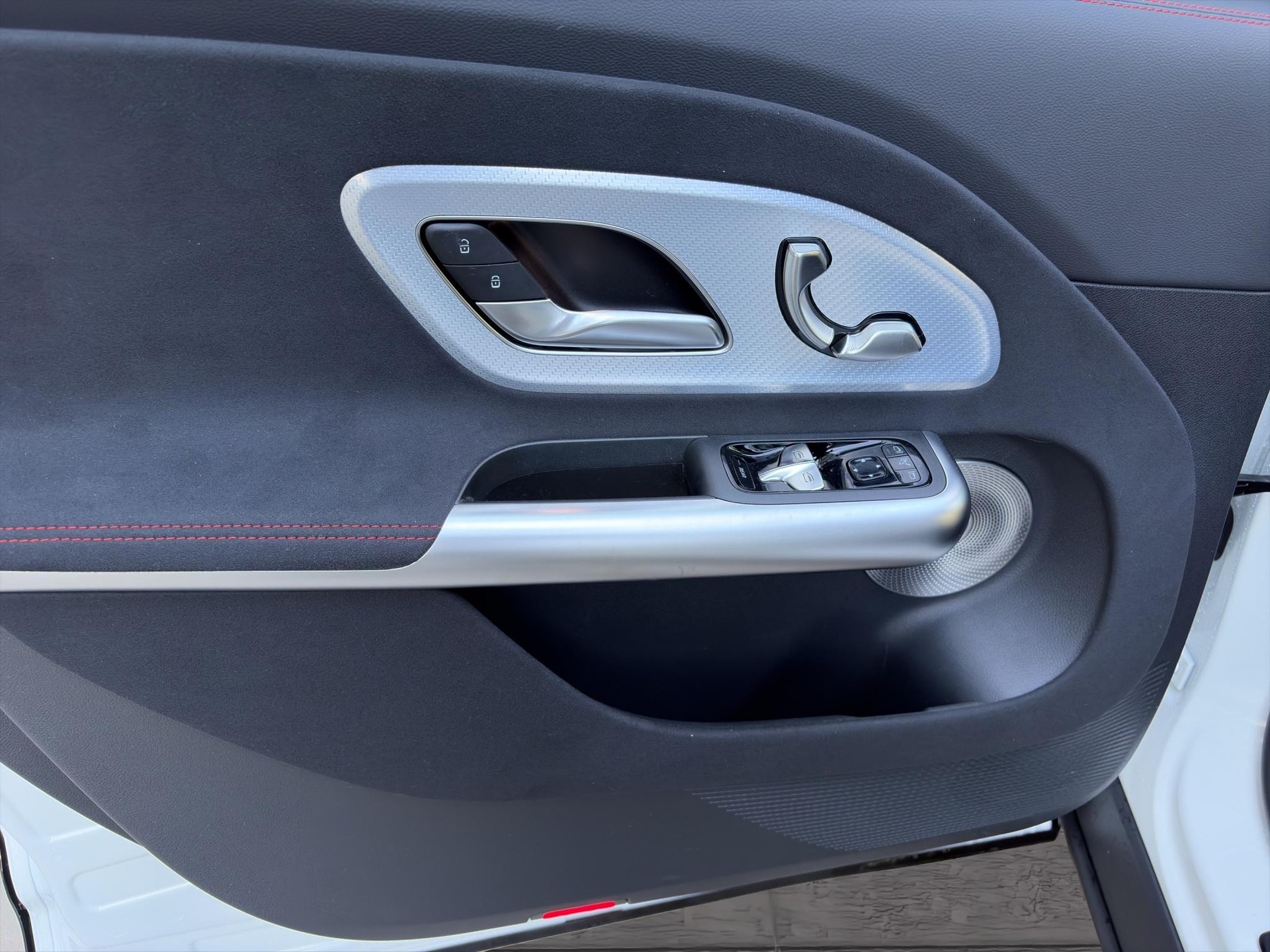 MERCEDES-BENZ GLB 350 4matic-image-14