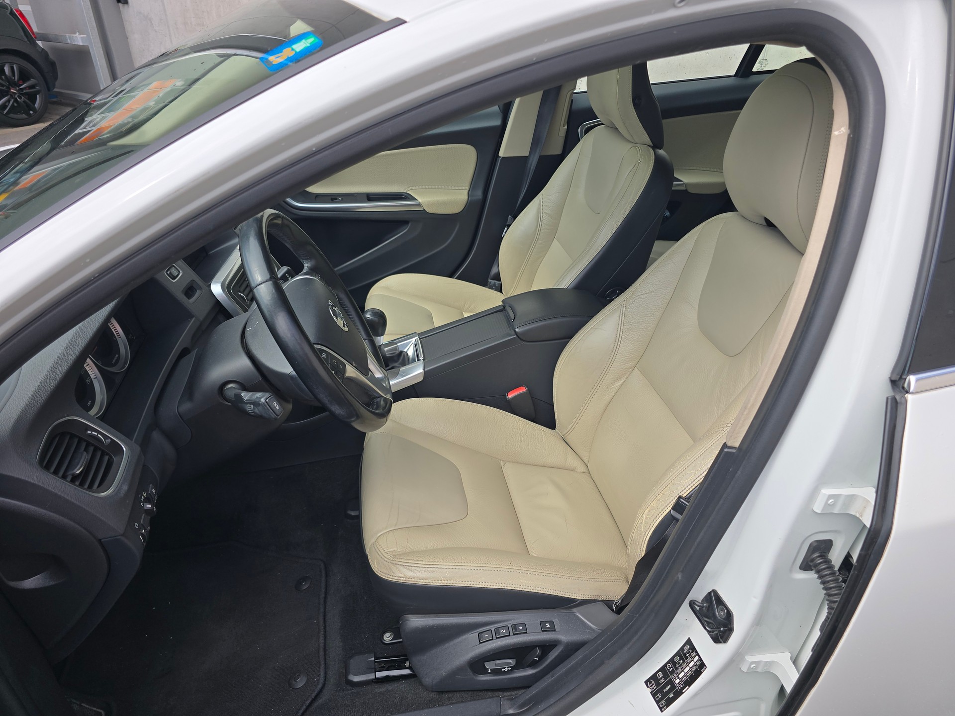 VOLVO V60 D3 Momentum-image-4
