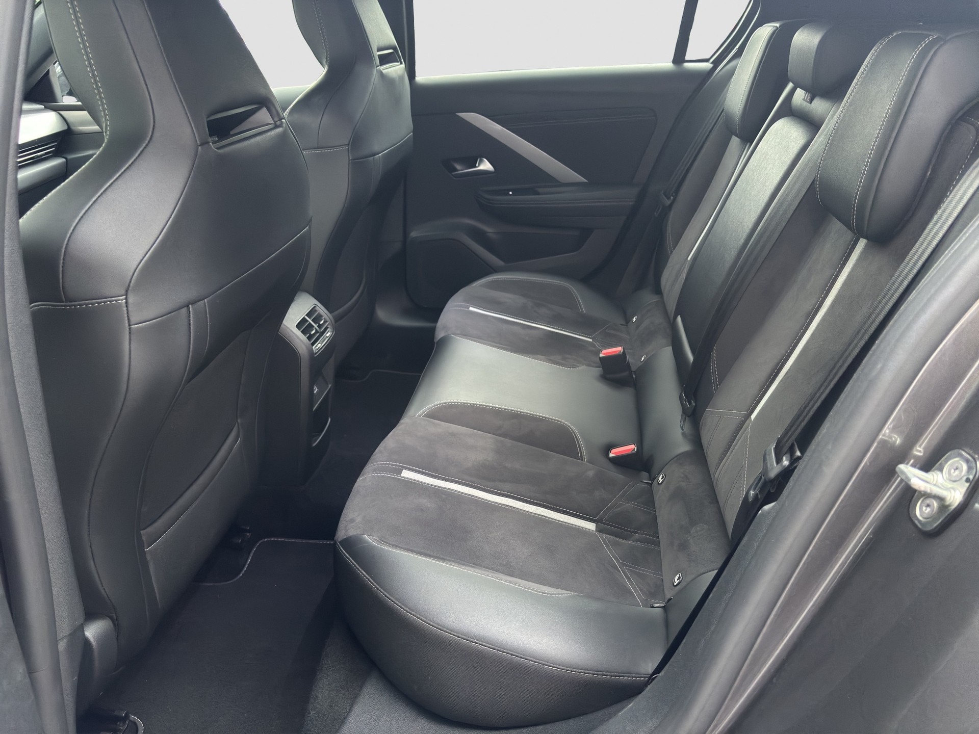 OPEL Astra 1.6 PHEV Turbo GSe A-image-15