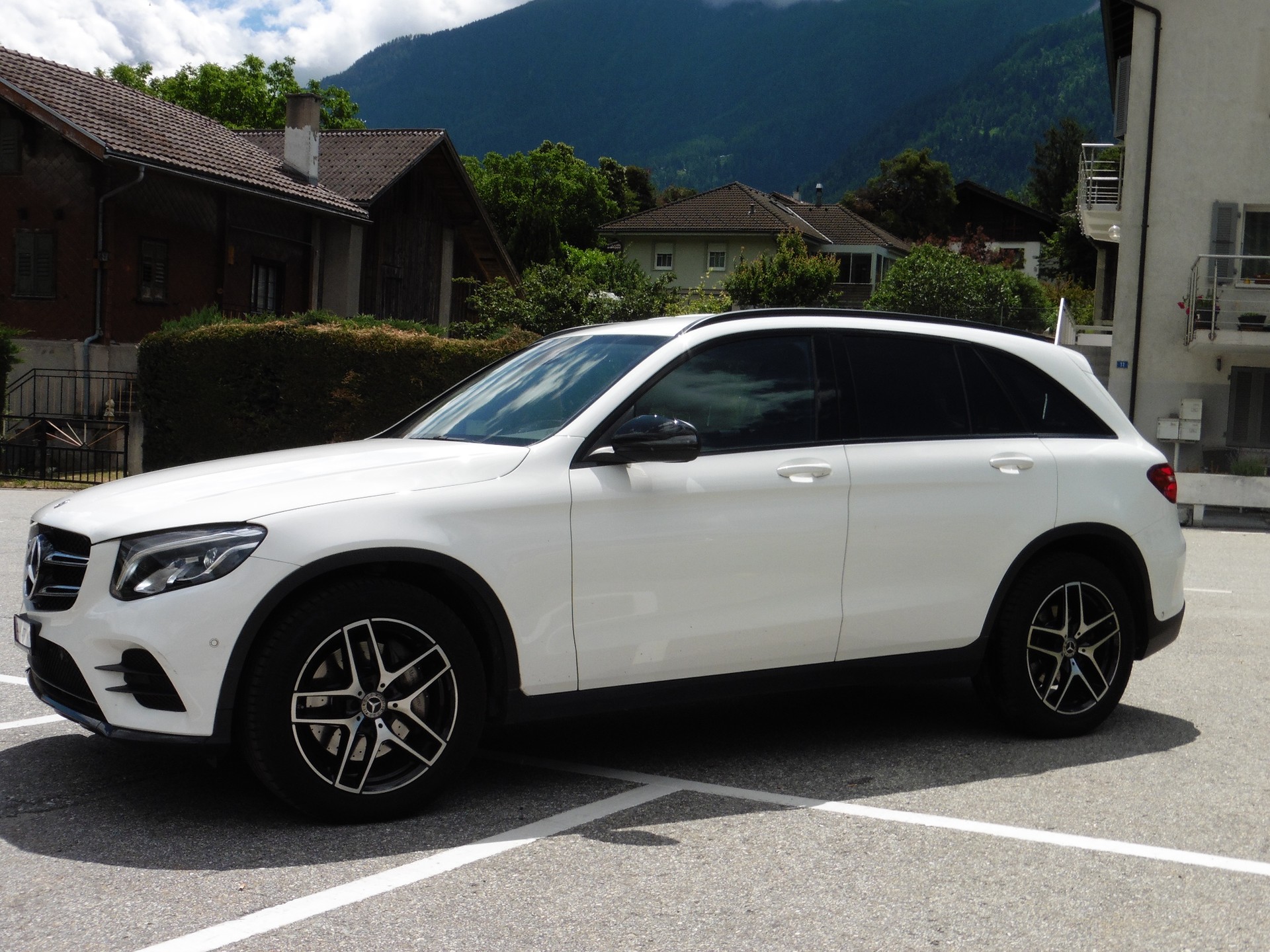 MERCEDES-BENZ GLC 250 d AMG Line 4Matic 9G-Tronic-showroom-element-1