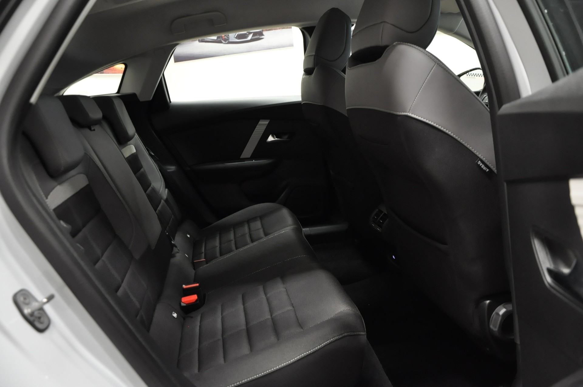 CITROEN C4 1.2 130 Plus EAT8-image-15