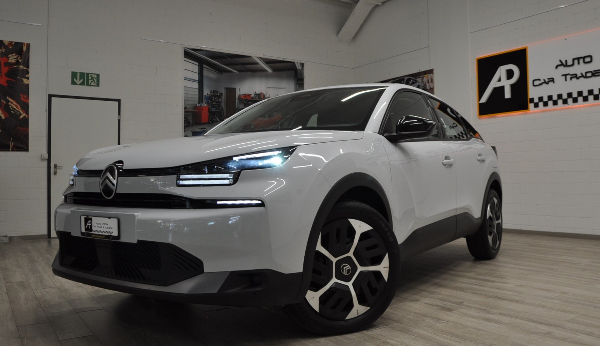 CITROEN C4 1.2 130 Plus EAT8-showroom-element-1