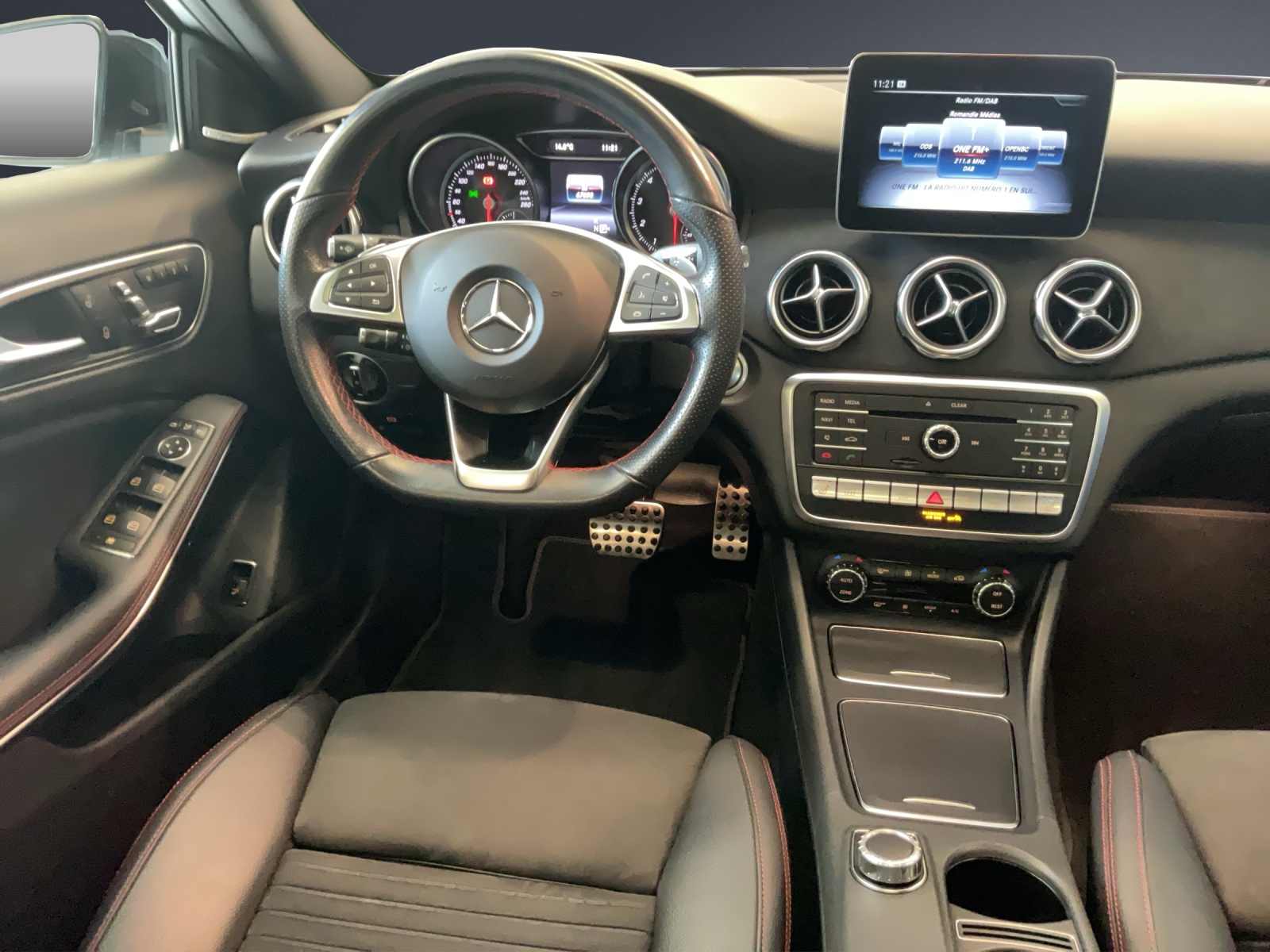 MERCEDES-BENZ GLA 220 AMG Line 4Matic-image-9