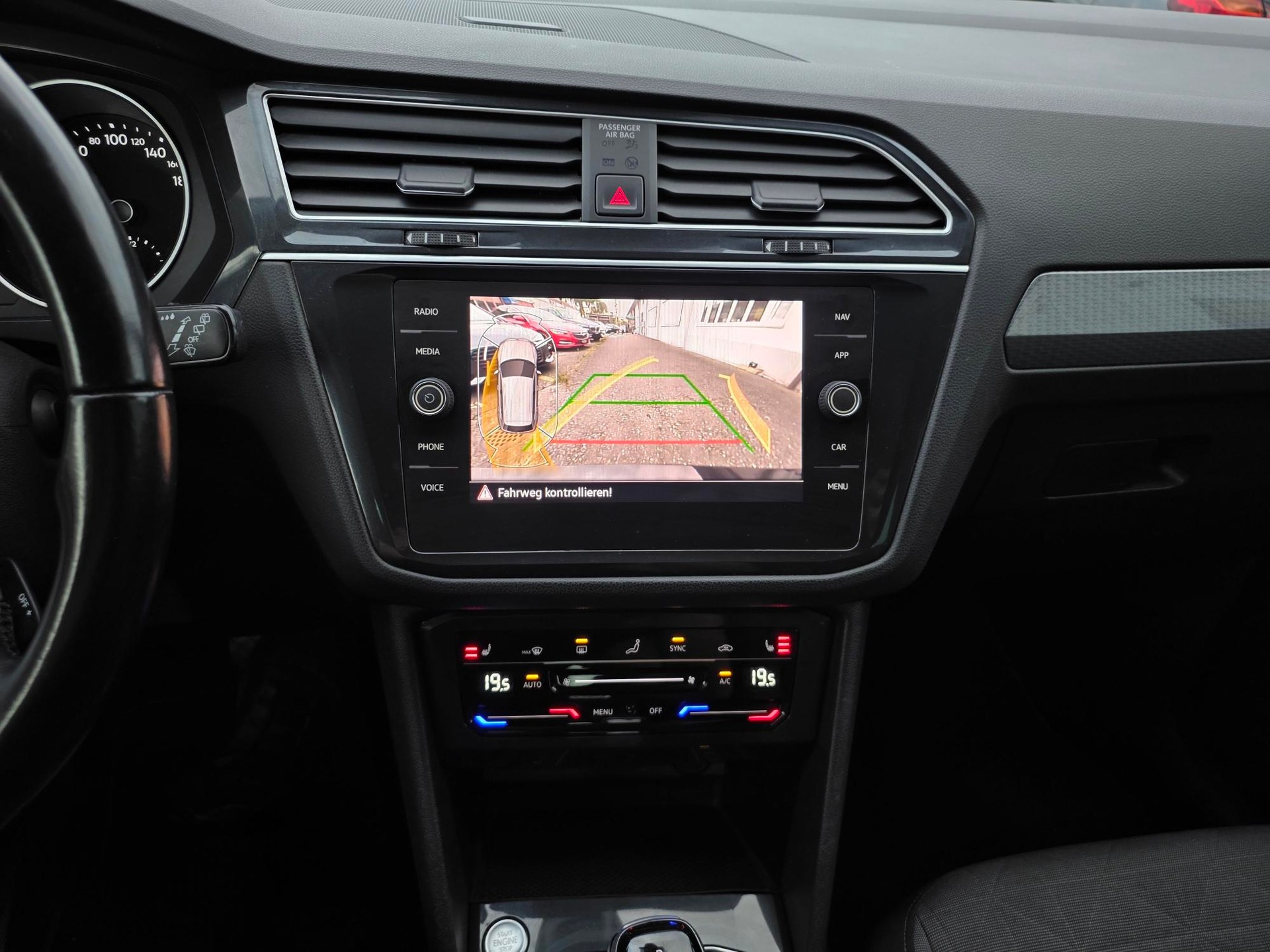 VW Tiguan 2.0 TDI SCR Life 4Motion DSG-image-10