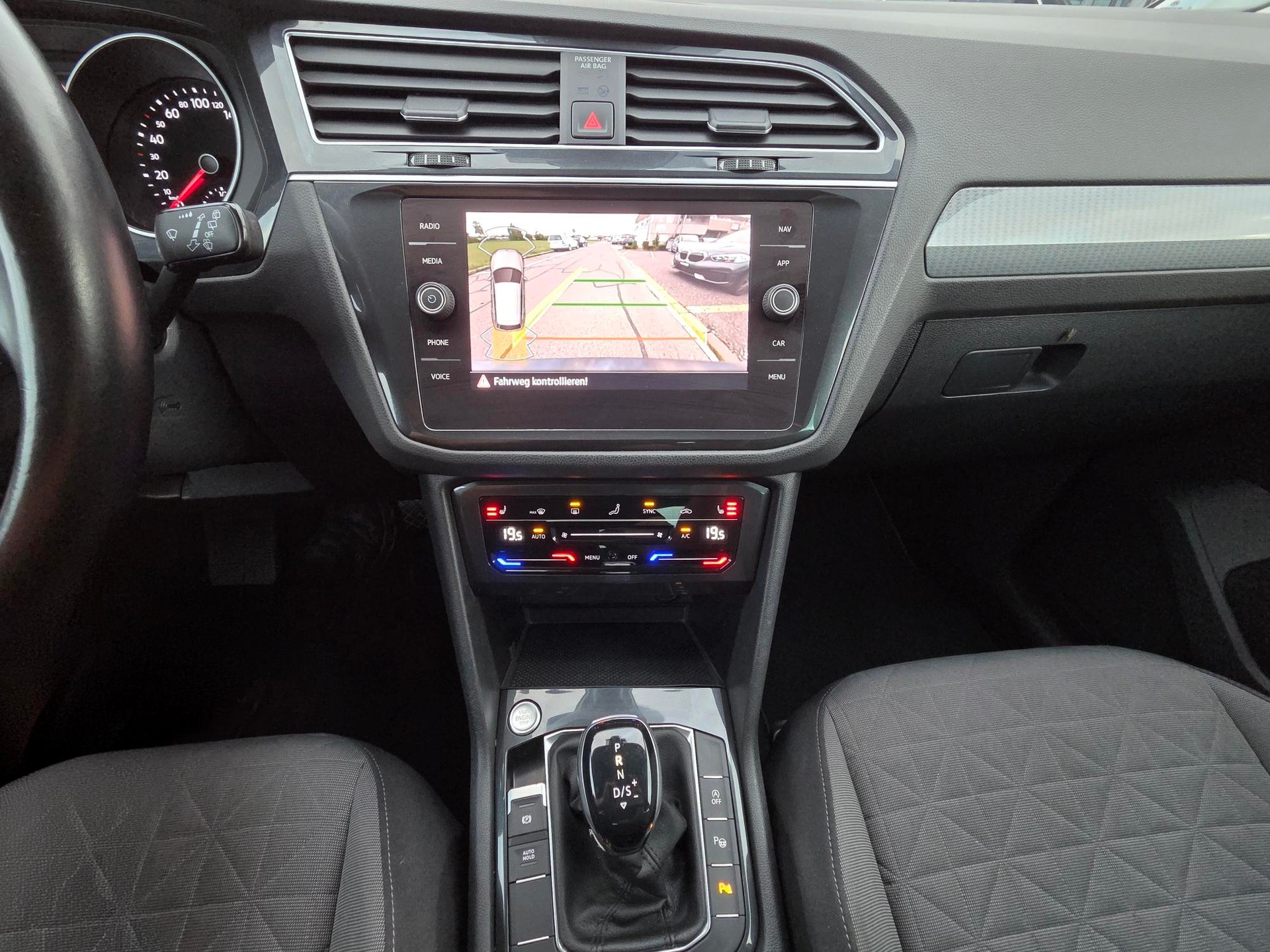 VW Tiguan 2.0 TDI SCR Life 4Motion DSG-image-9