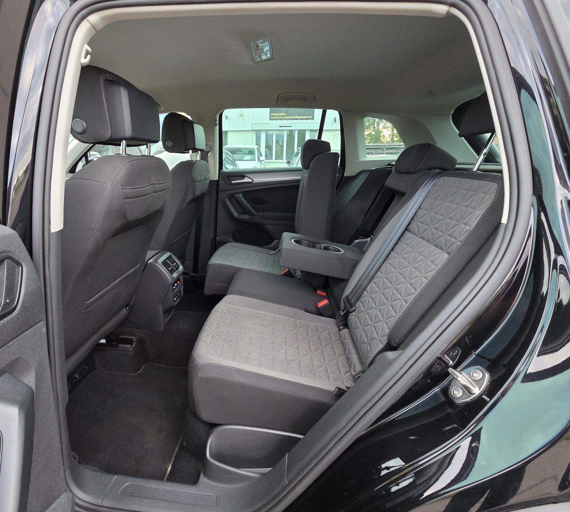 VW Tiguan 2.0 TDI SCR Life 4Motion DSG-image-13