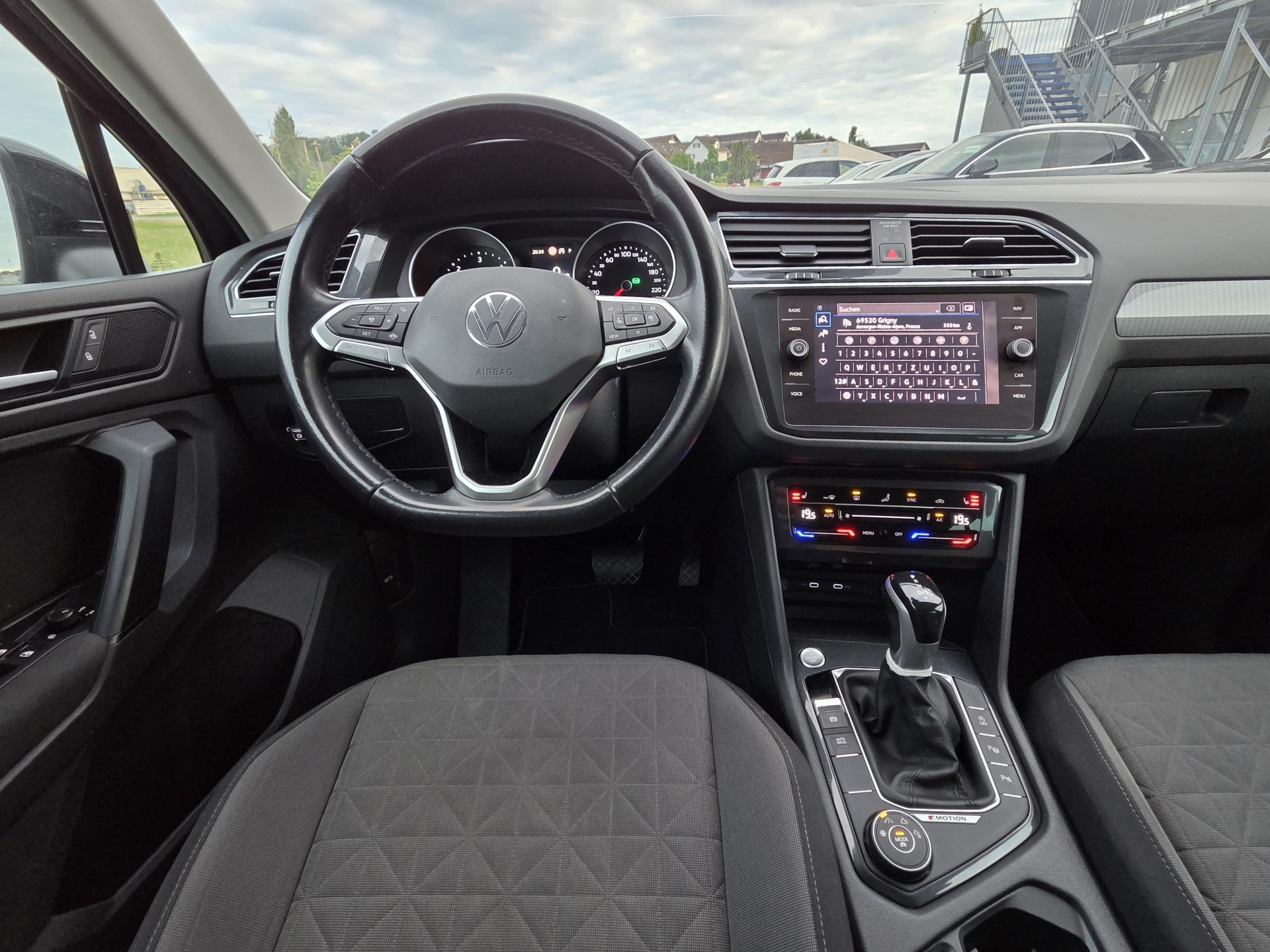 VW Tiguan 2.0 TDI SCR Life 4Motion DSG-image-7