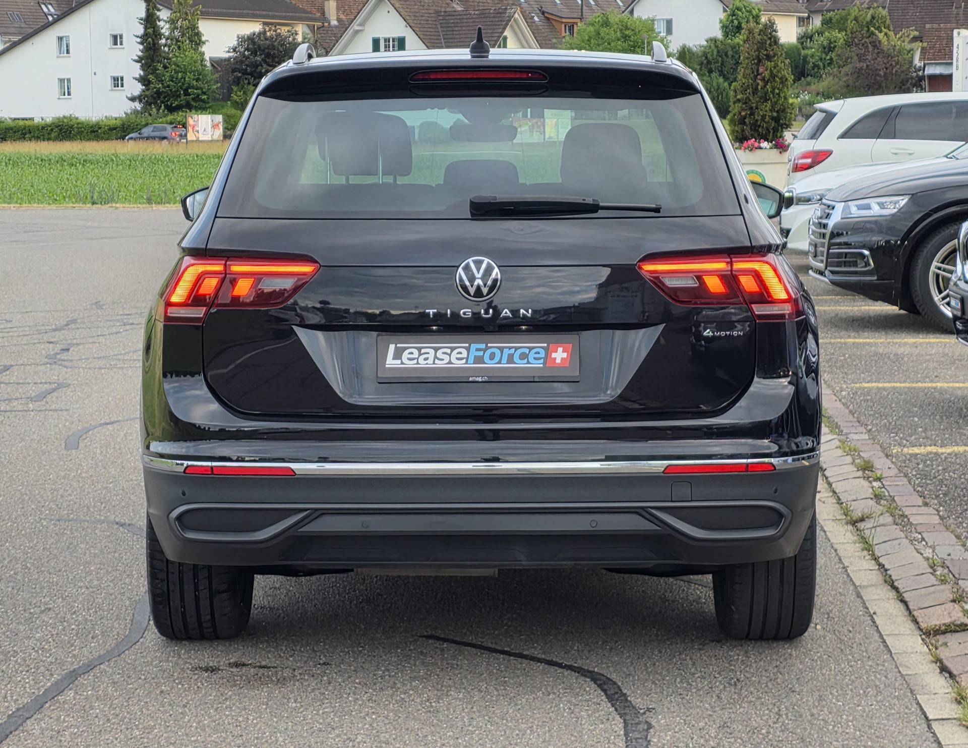VW Tiguan 2.0 TDI SCR Life 4Motion DSG-image-5