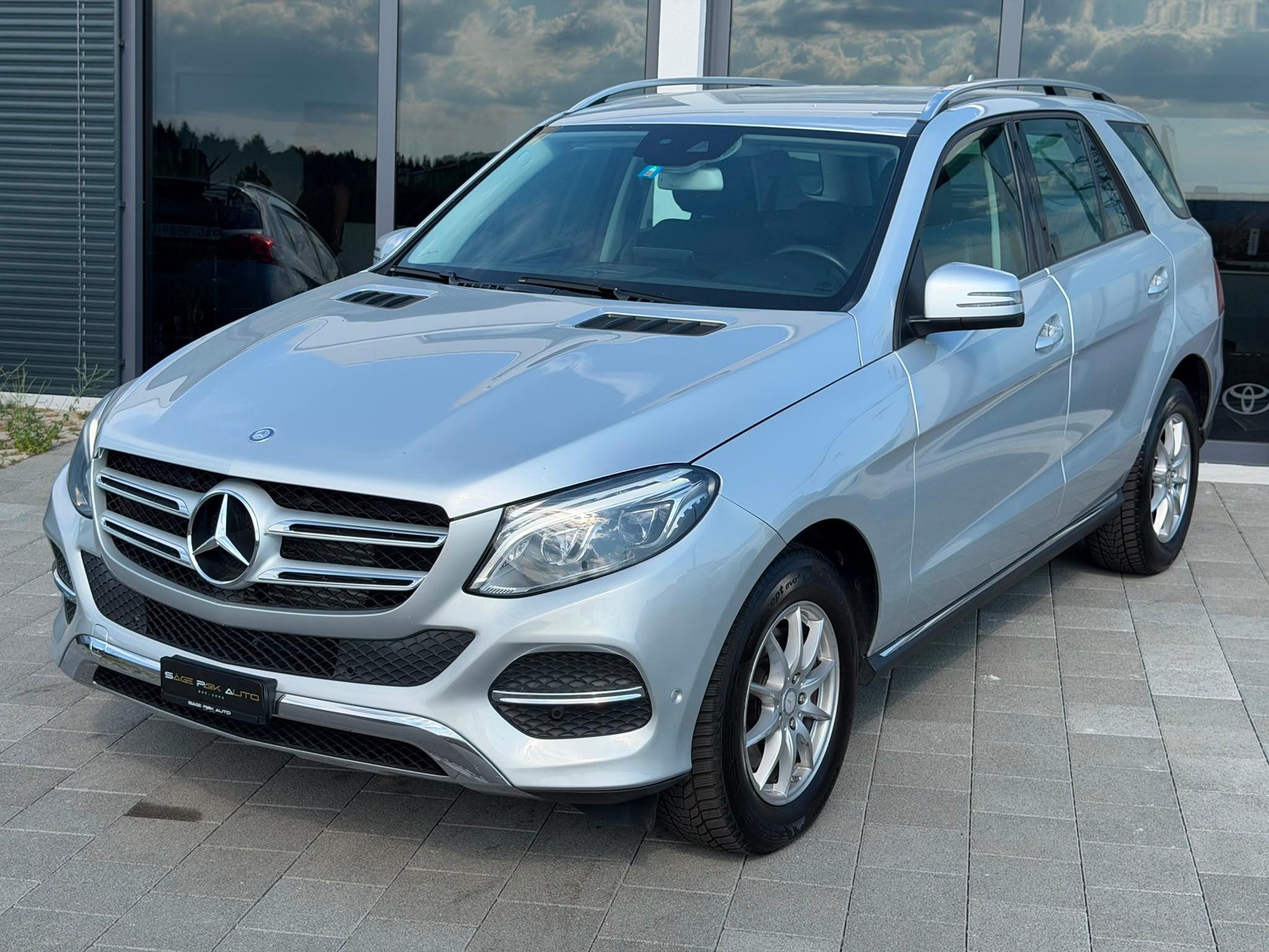 MERCEDES-BENZ GLE 250 d-showroom-element-3