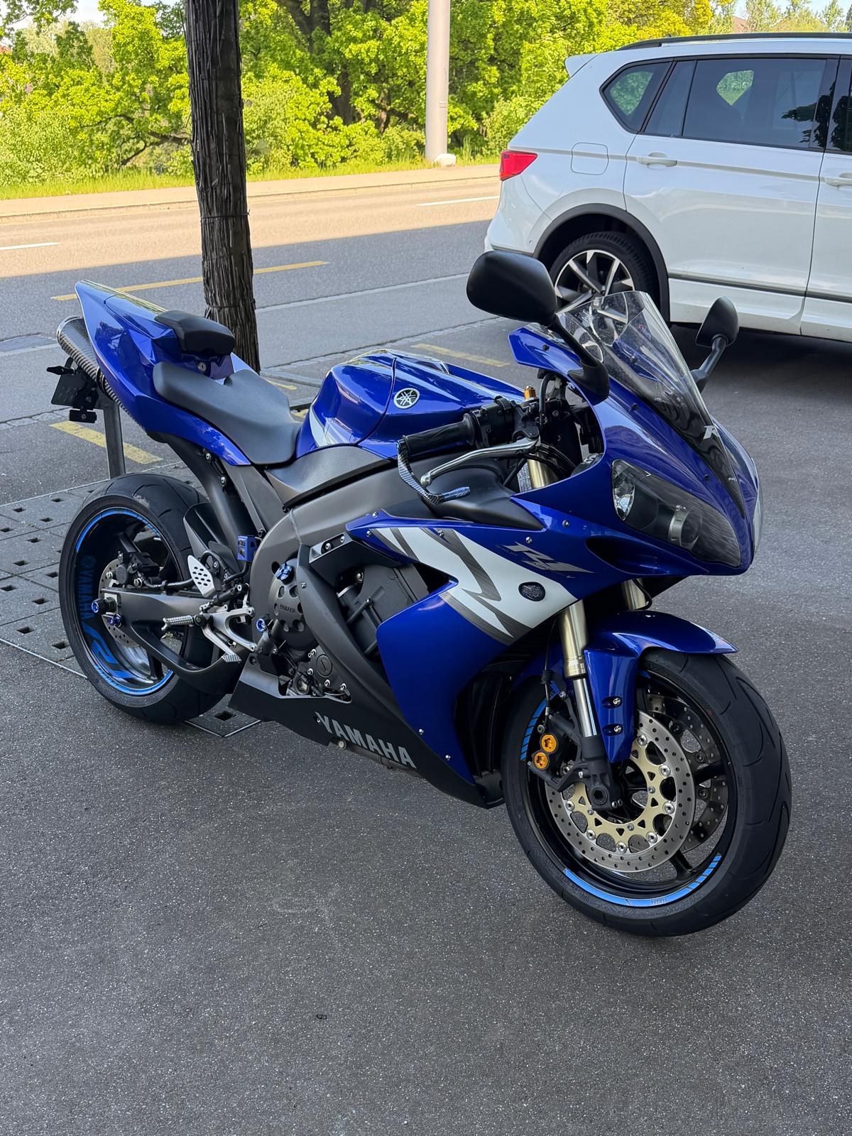 YAMAHA YZF-R1-image-1