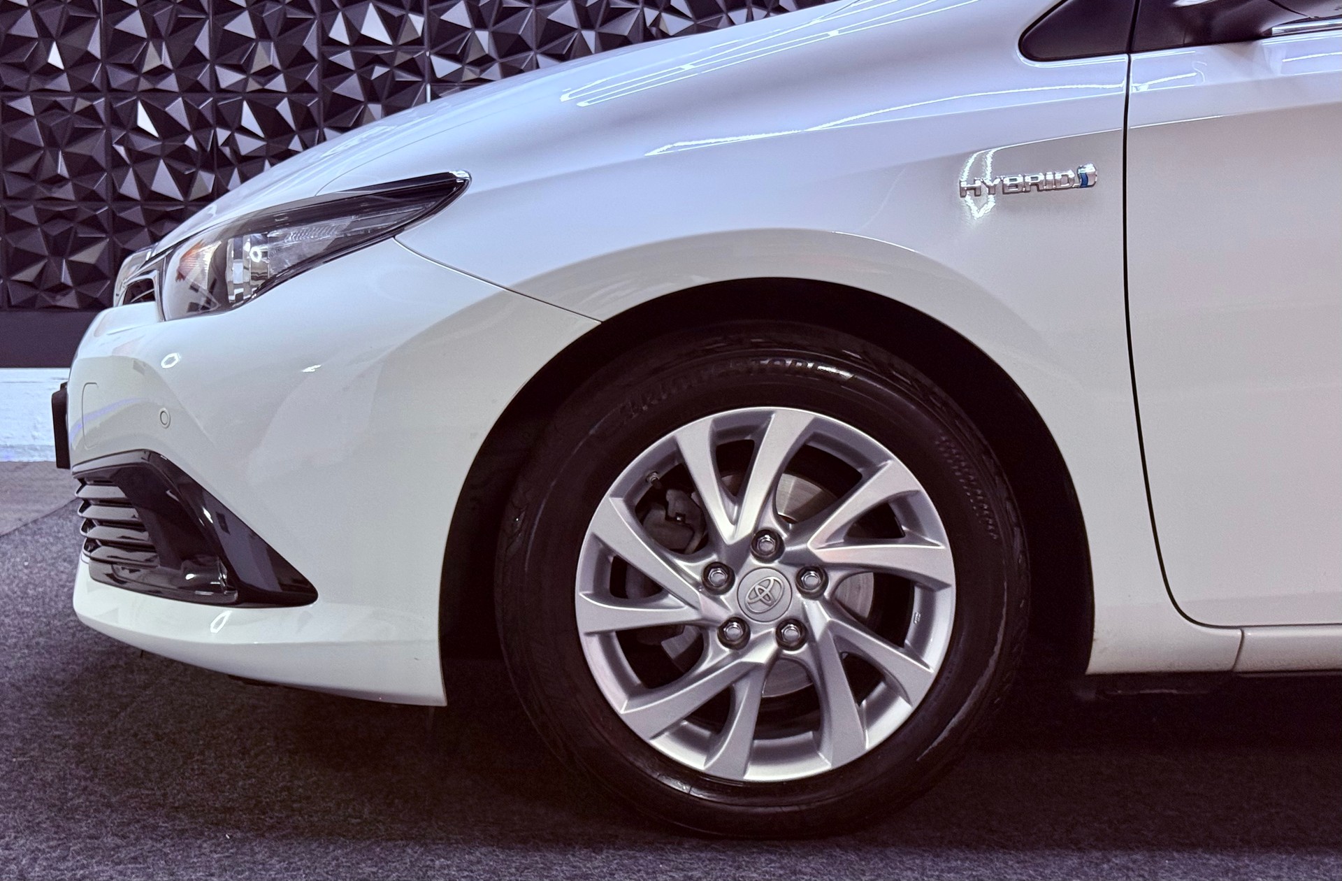 TOYOTA Auris 1.8 HSD Trend e-CVT-image-8