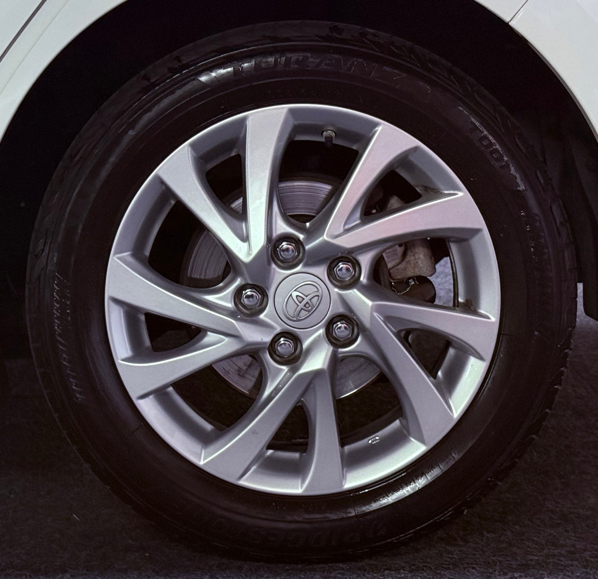 TOYOTA Auris 1.8 HSD Trend e-CVT-image-27