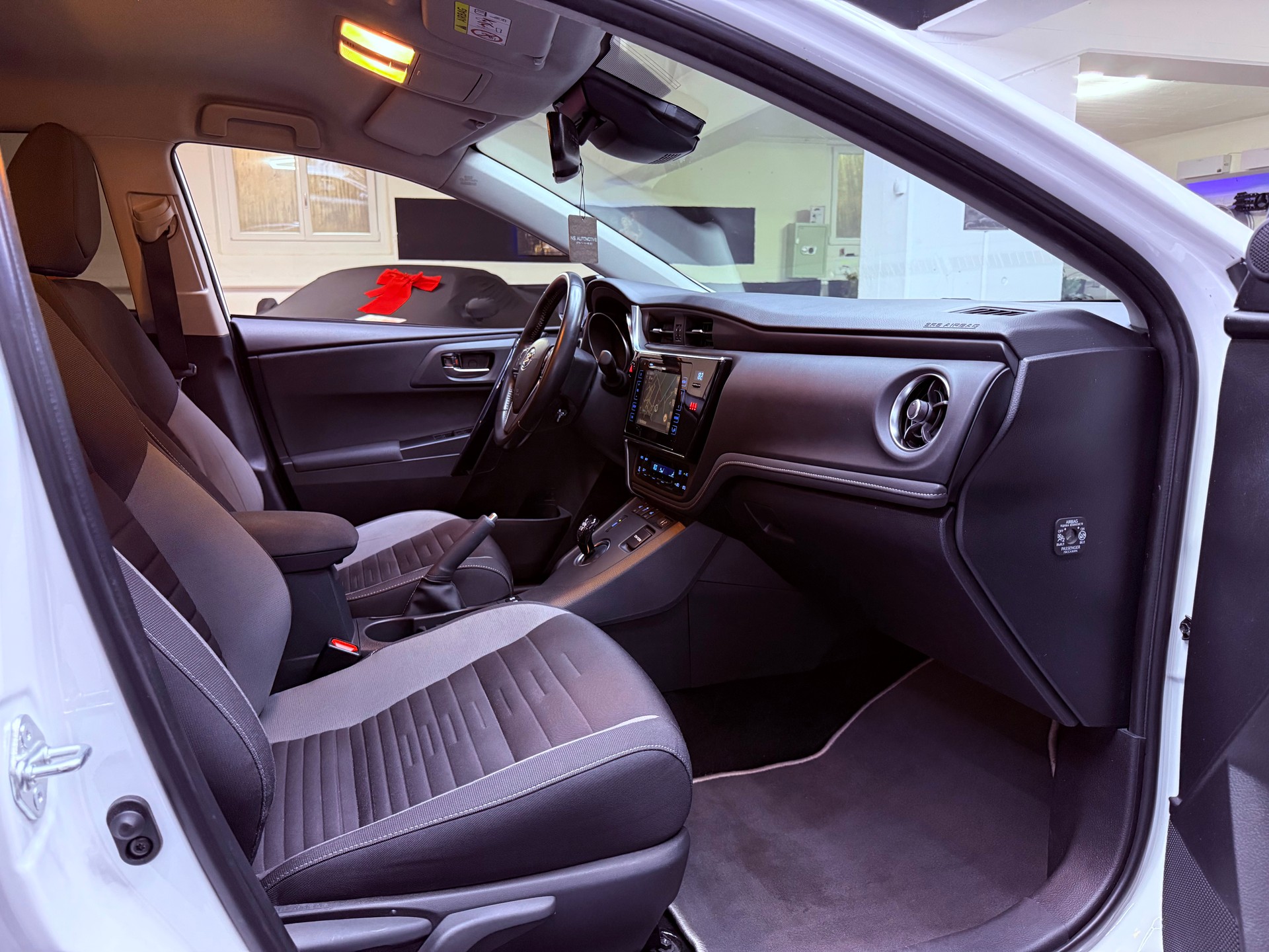 TOYOTA Auris 1.8 HSD Trend e-CVT-image-23