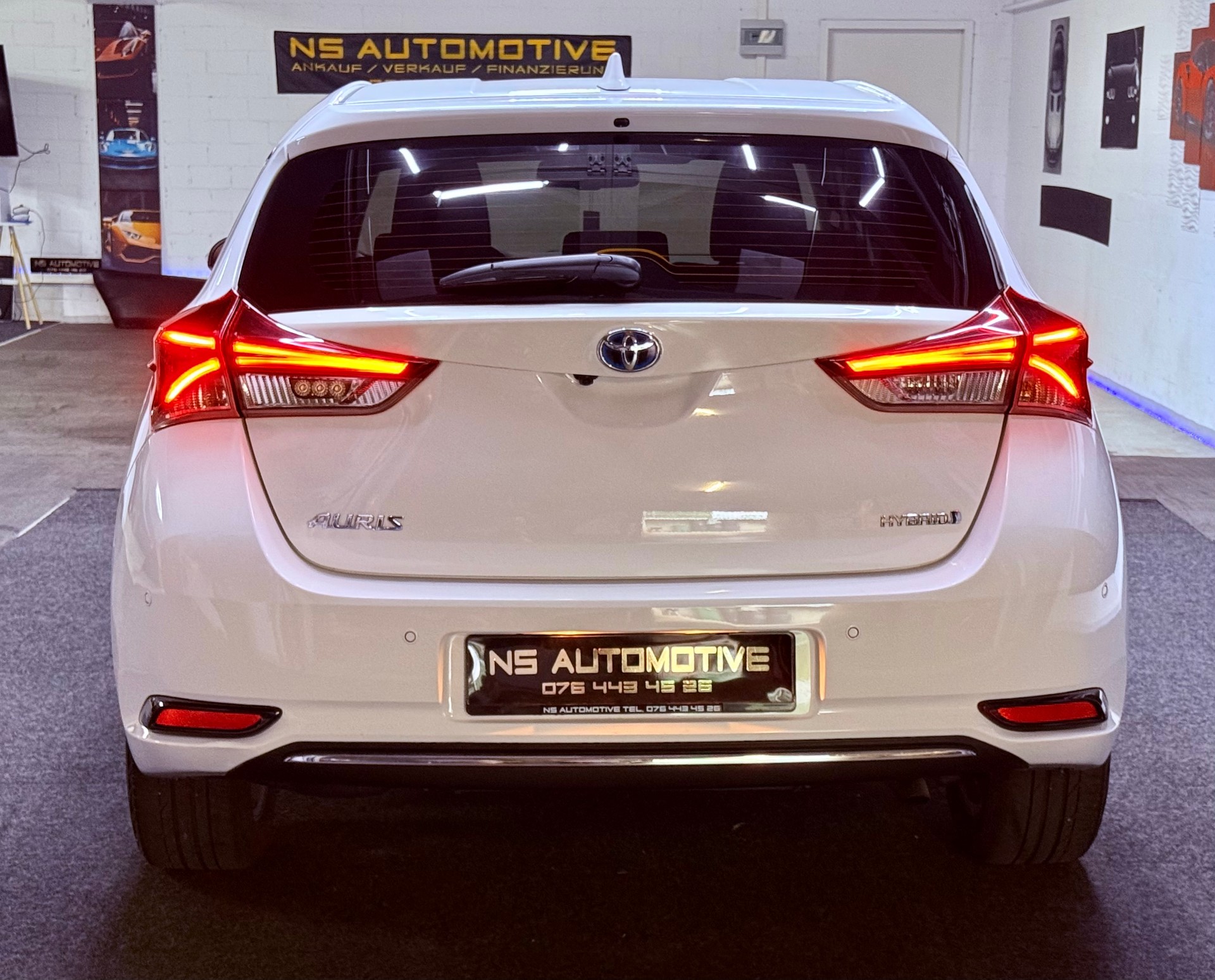 TOYOTA Auris 1.8 HSD Trend e-CVT-image-4