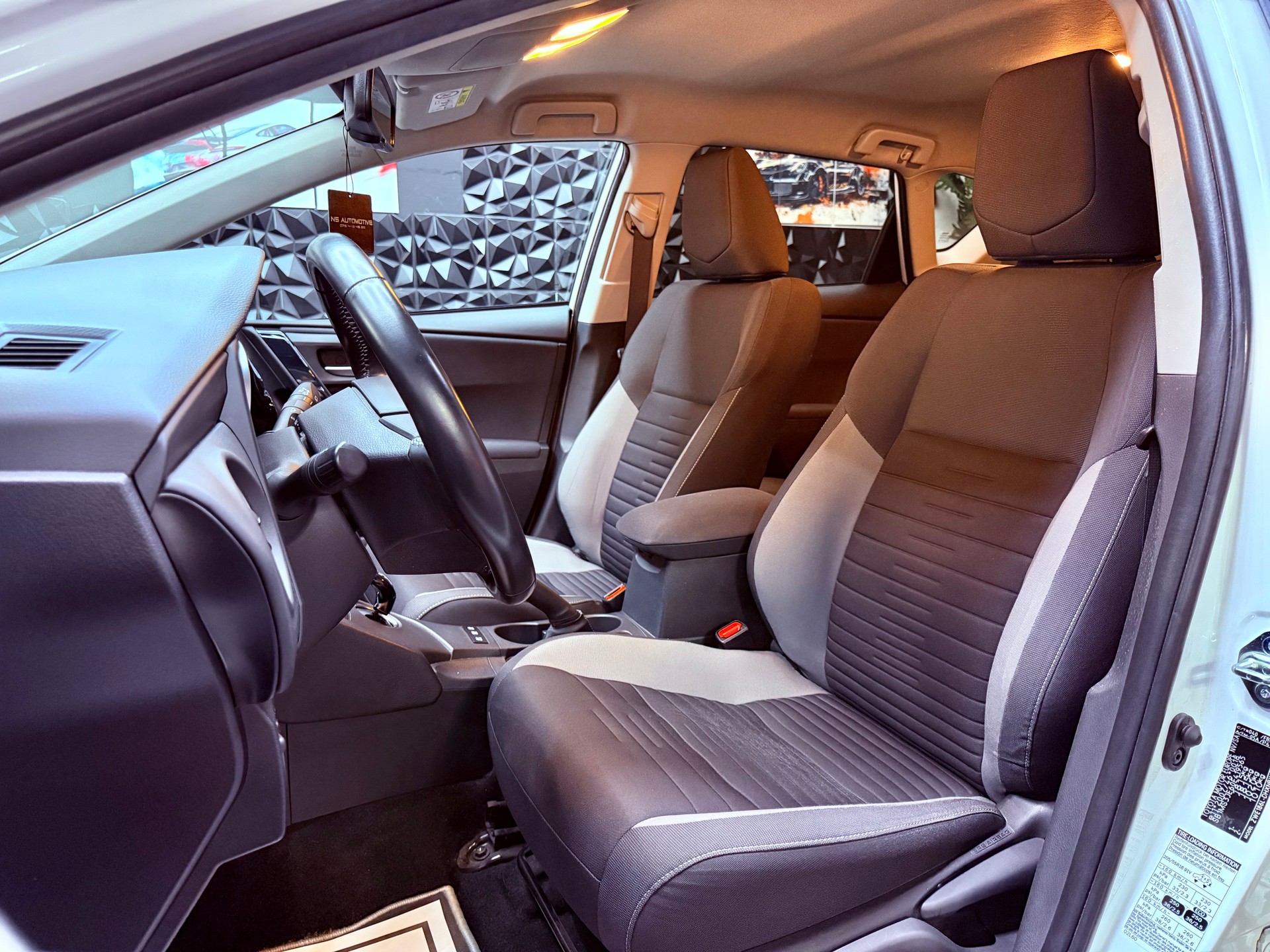 TOYOTA Auris 1.8 HSD Trend e-CVT-image-15