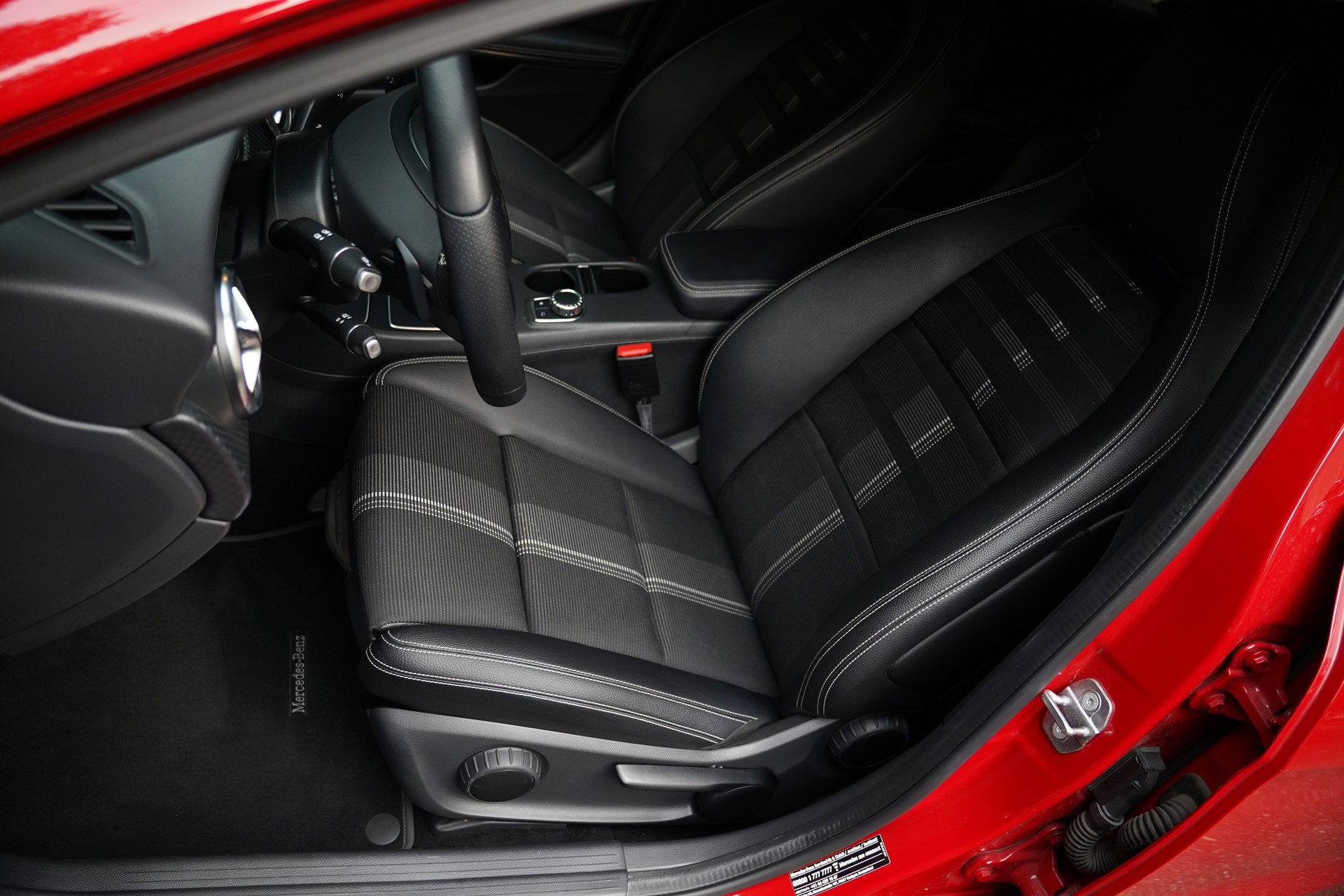 MERCEDES-BENZ A 200 Urban 7G-DCT-image-17