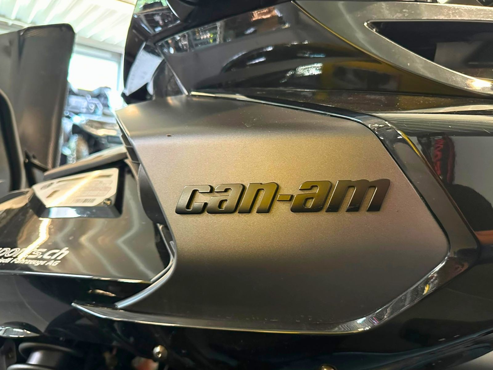 CAN-AM Spyder F3-LTD SE6 dark-image-10