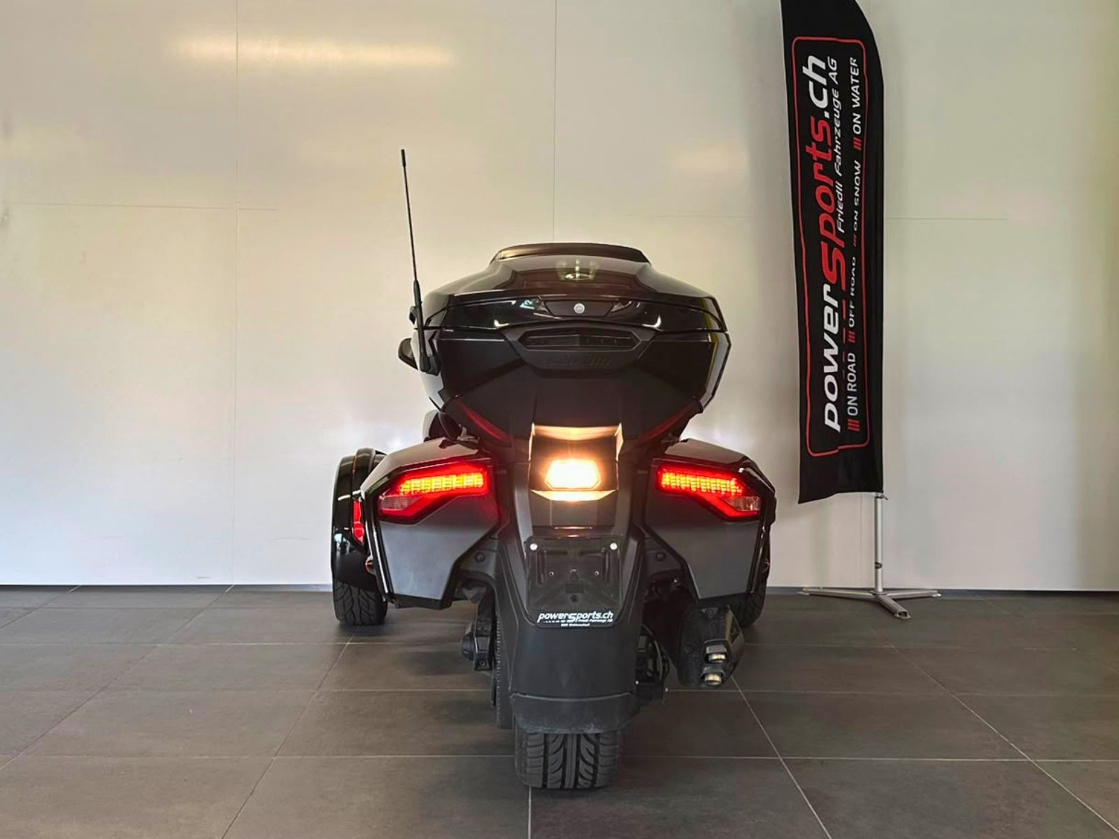 CAN-AM Spyder F3-LTD SE6 dark-image-5