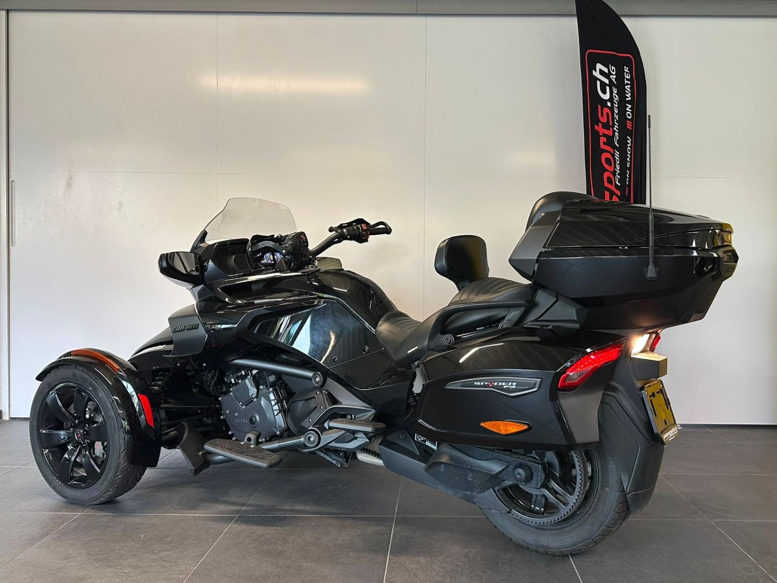 CAN-AM Spyder F3-LTD SE6 dark-image-4