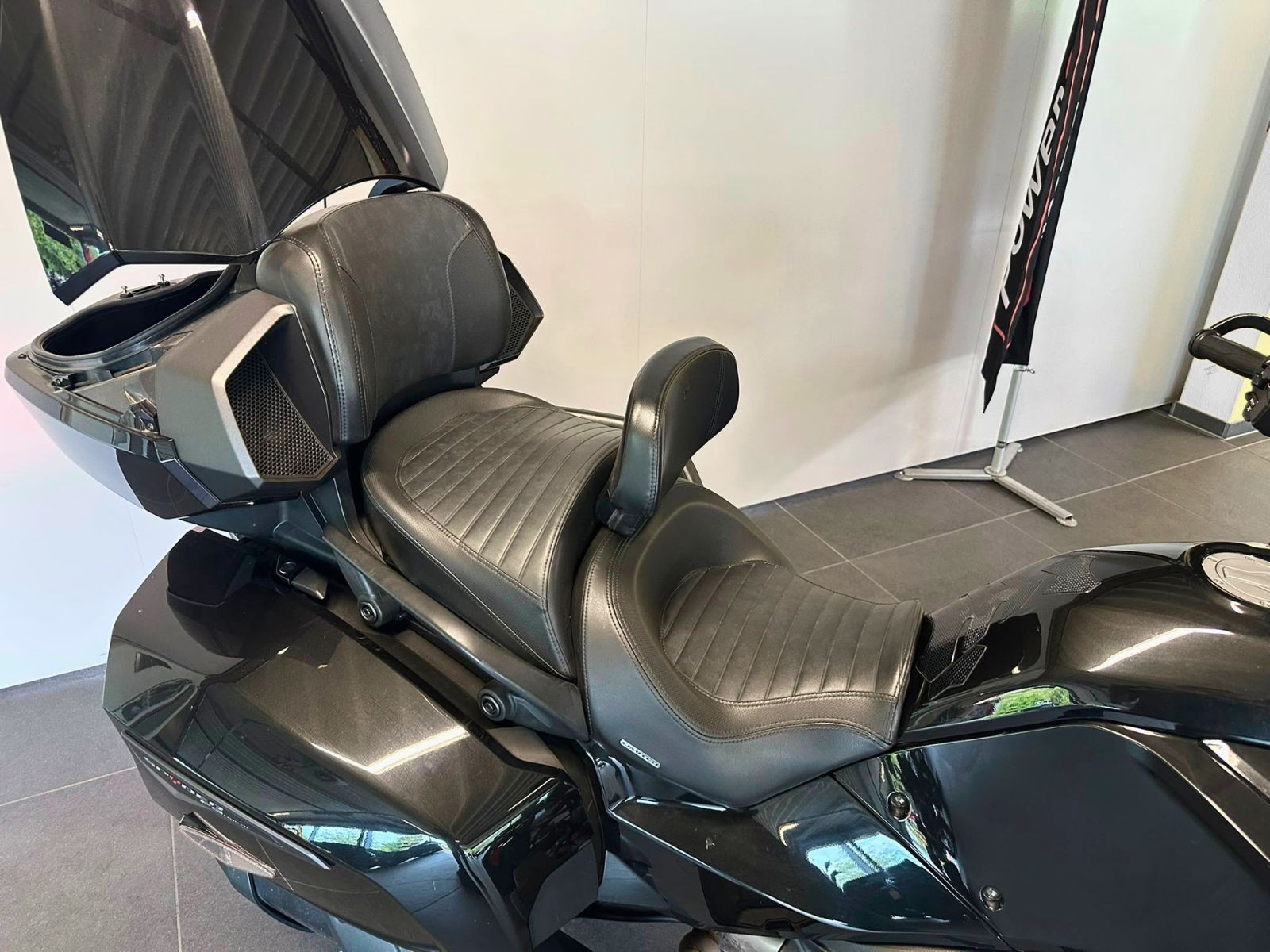 CAN-AM Spyder F3-LTD SE6 dark-image-14