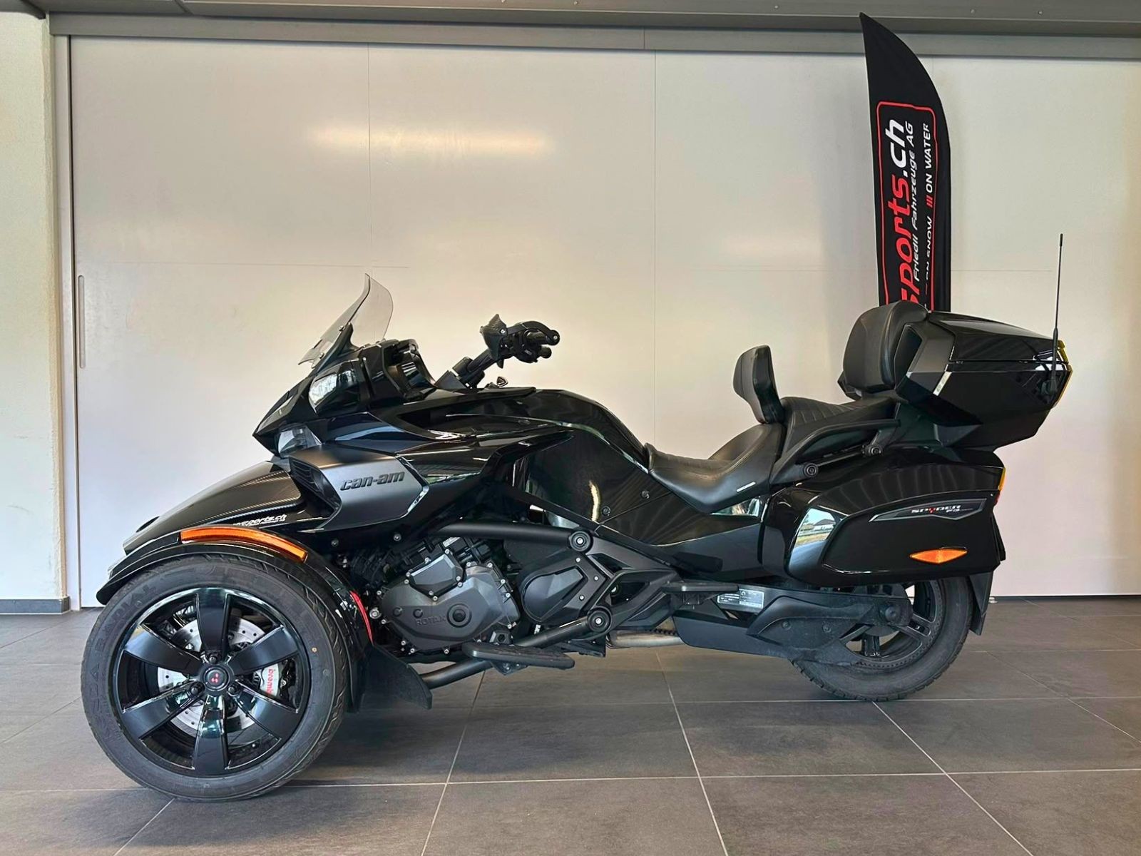 CAN-AM Spyder F3-LTD SE6 dark-image-3
