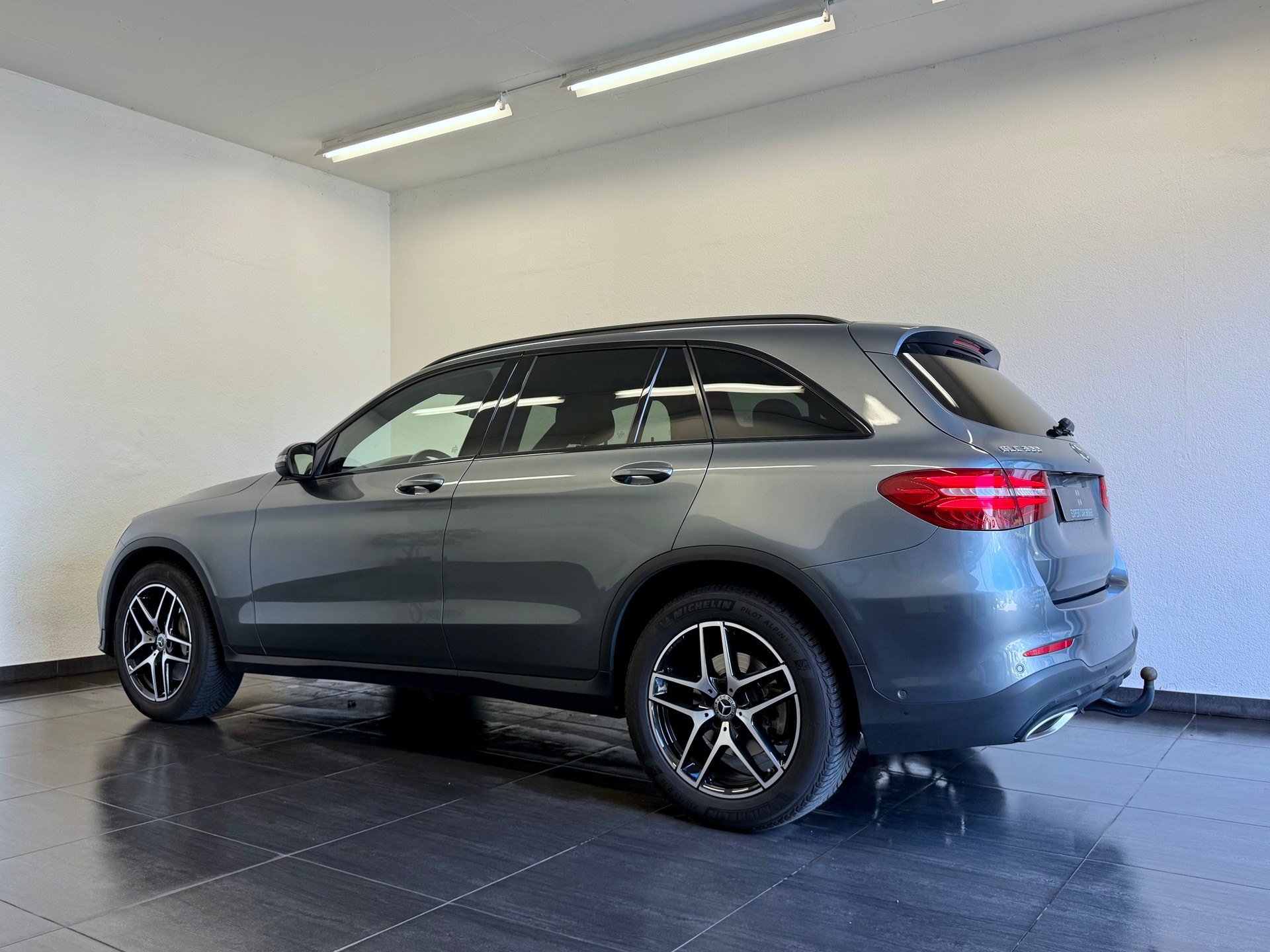 MERCEDES-BENZ GLC 300 4Matic AMG Line 9G-Tronic-image-8