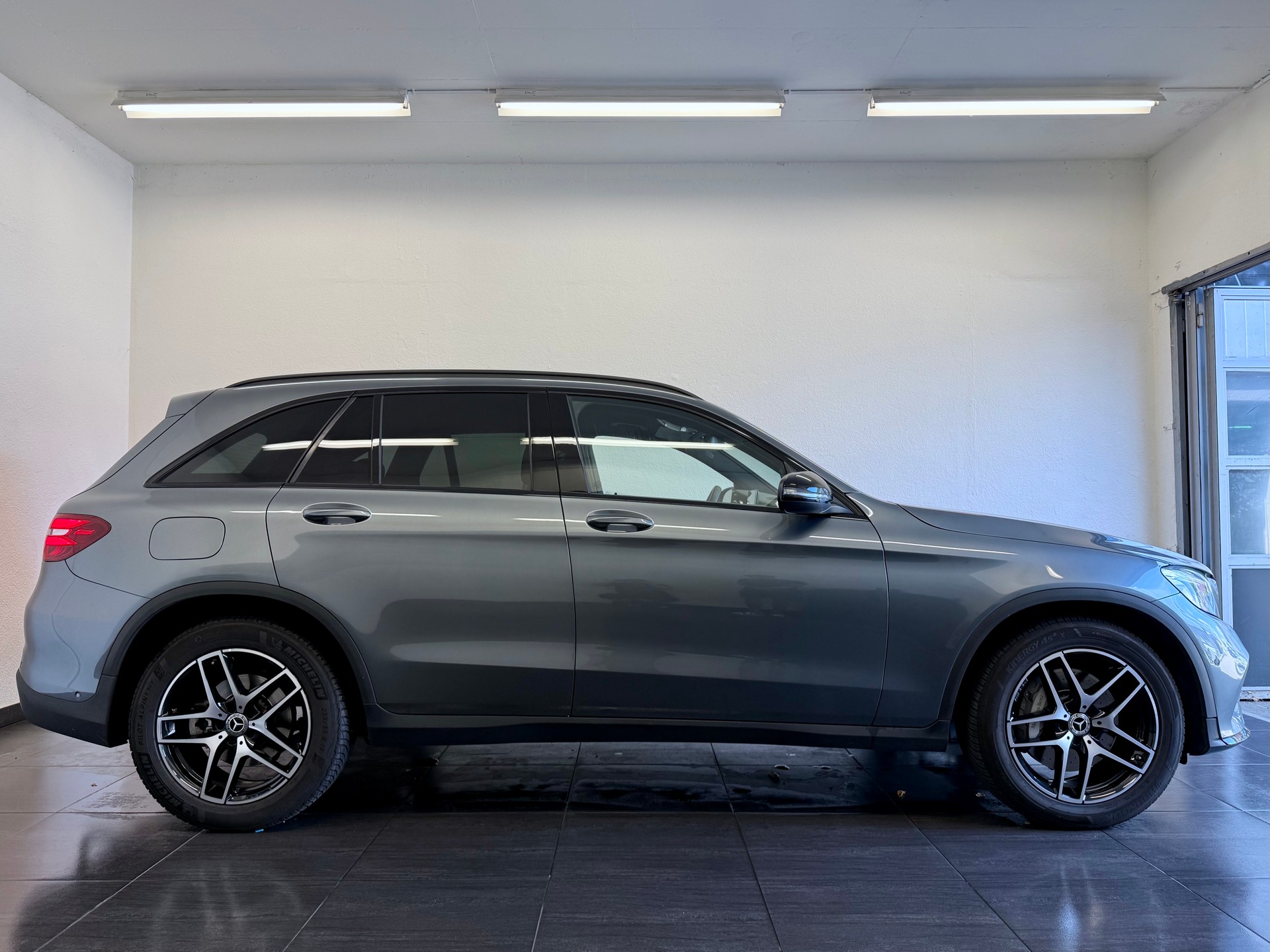 MERCEDES-BENZ GLC 300 4Matic AMG Line 9G-Tronic-showroom-element-3