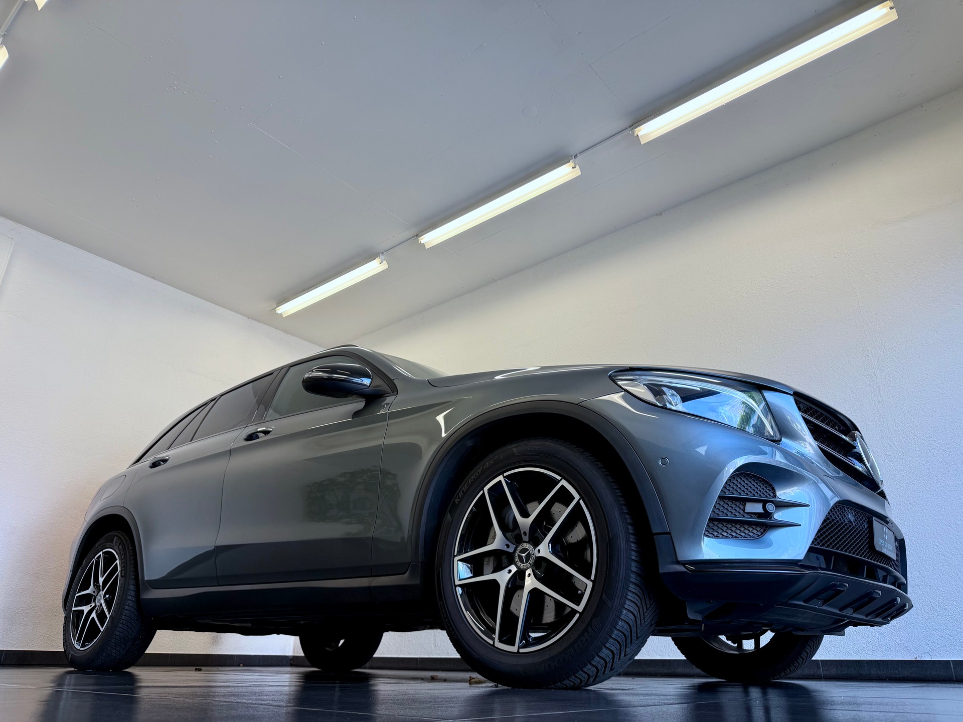 MERCEDES-BENZ GLC 300 4Matic AMG Line 9G-Tronic-showroom-element-2