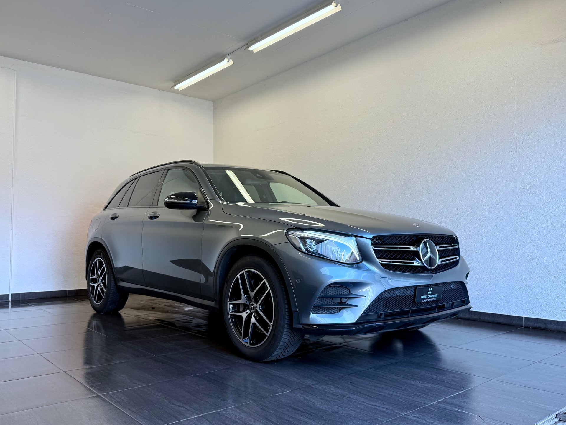 MERCEDES-BENZ GLC 300 4Matic AMG Line 9G-Tronic-showroom-element-1