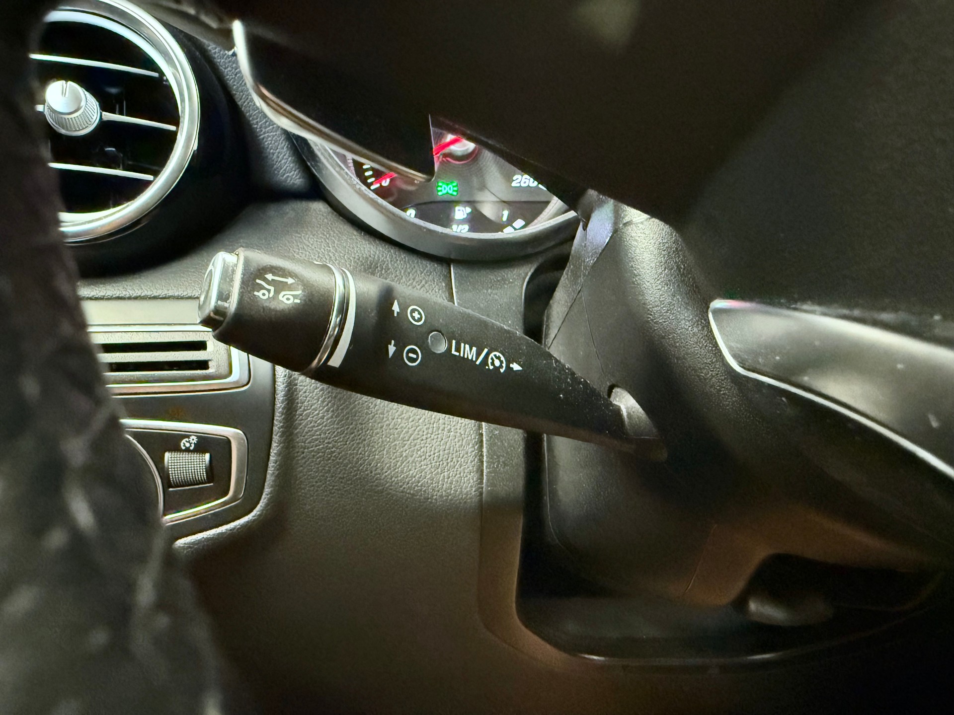 MERCEDES-BENZ GLC 300 4Matic AMG Line 9G-Tronic-image-29