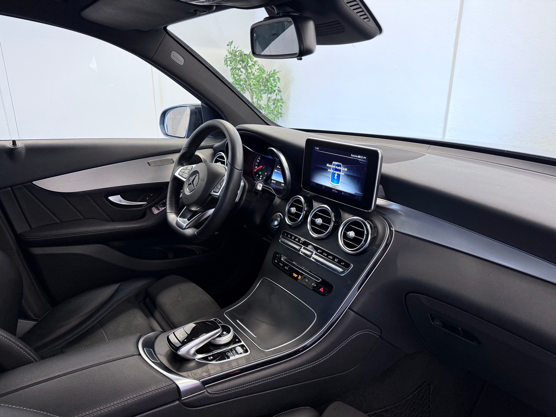 MERCEDES-BENZ GLC 300 4Matic AMG Line 9G-Tronic-image-23