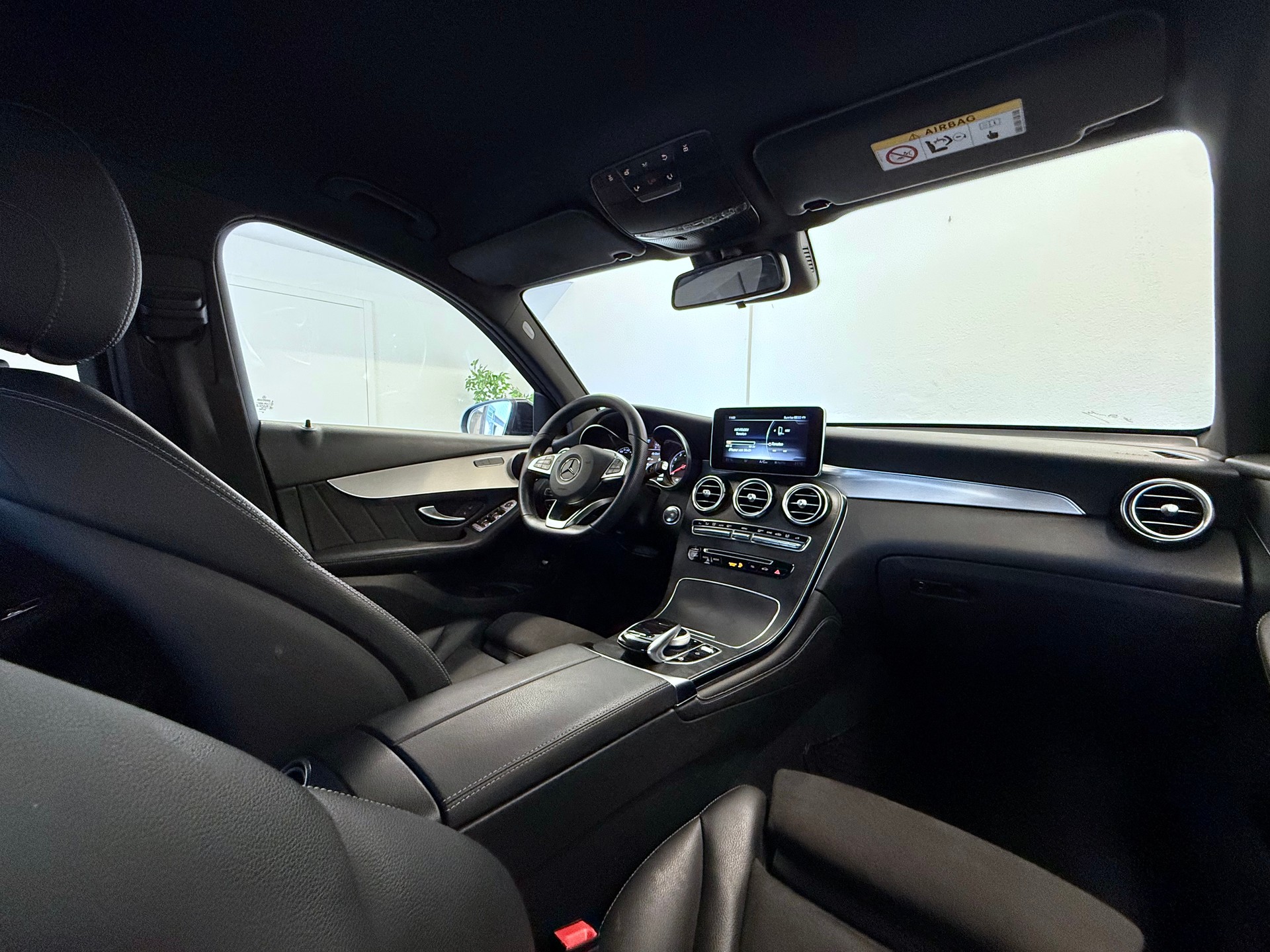 MERCEDES-BENZ GLC 300 4Matic AMG Line 9G-Tronic-image-24