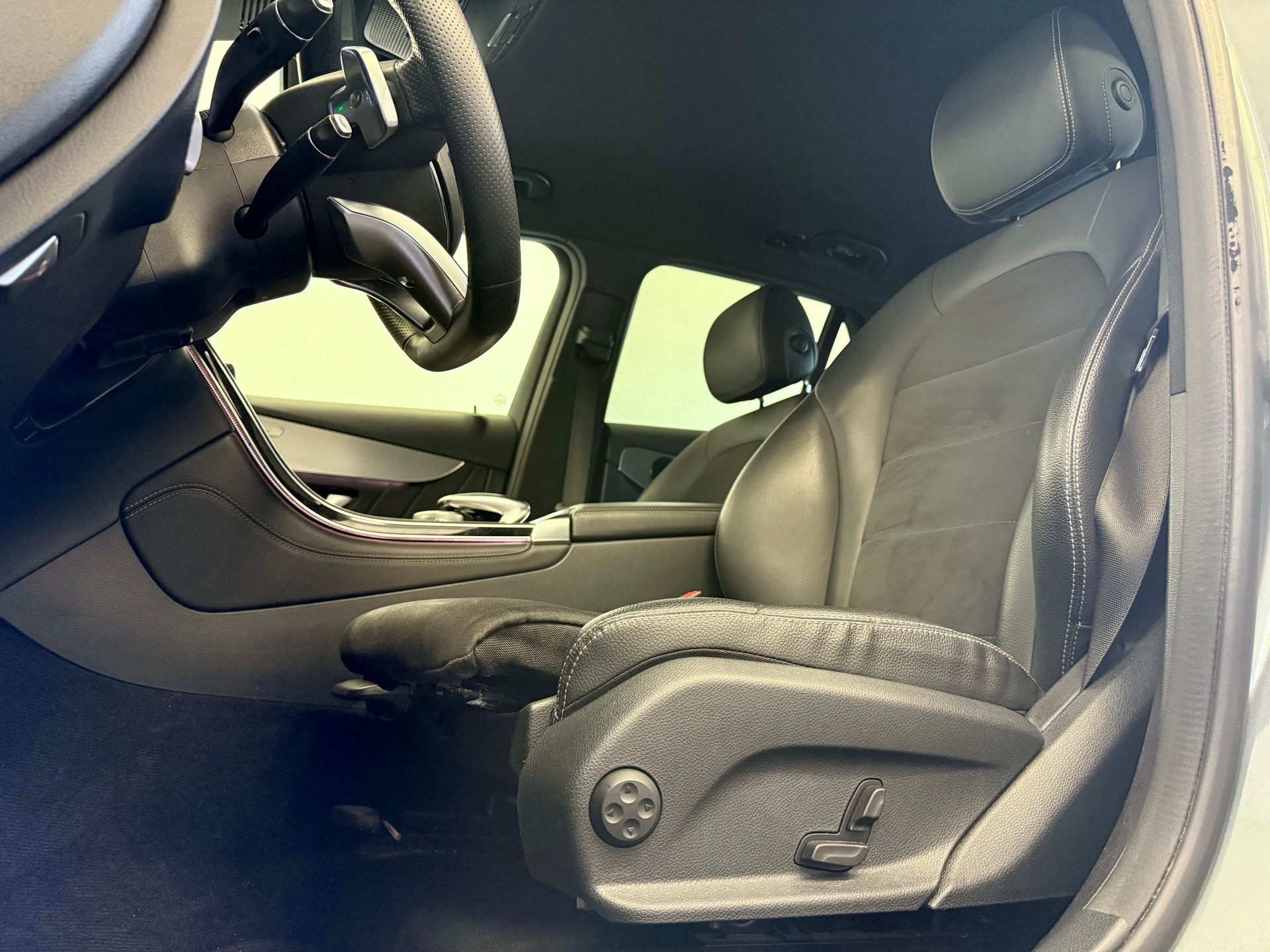 MERCEDES-BENZ GLC 300 4Matic AMG Line 9G-Tronic-image-12