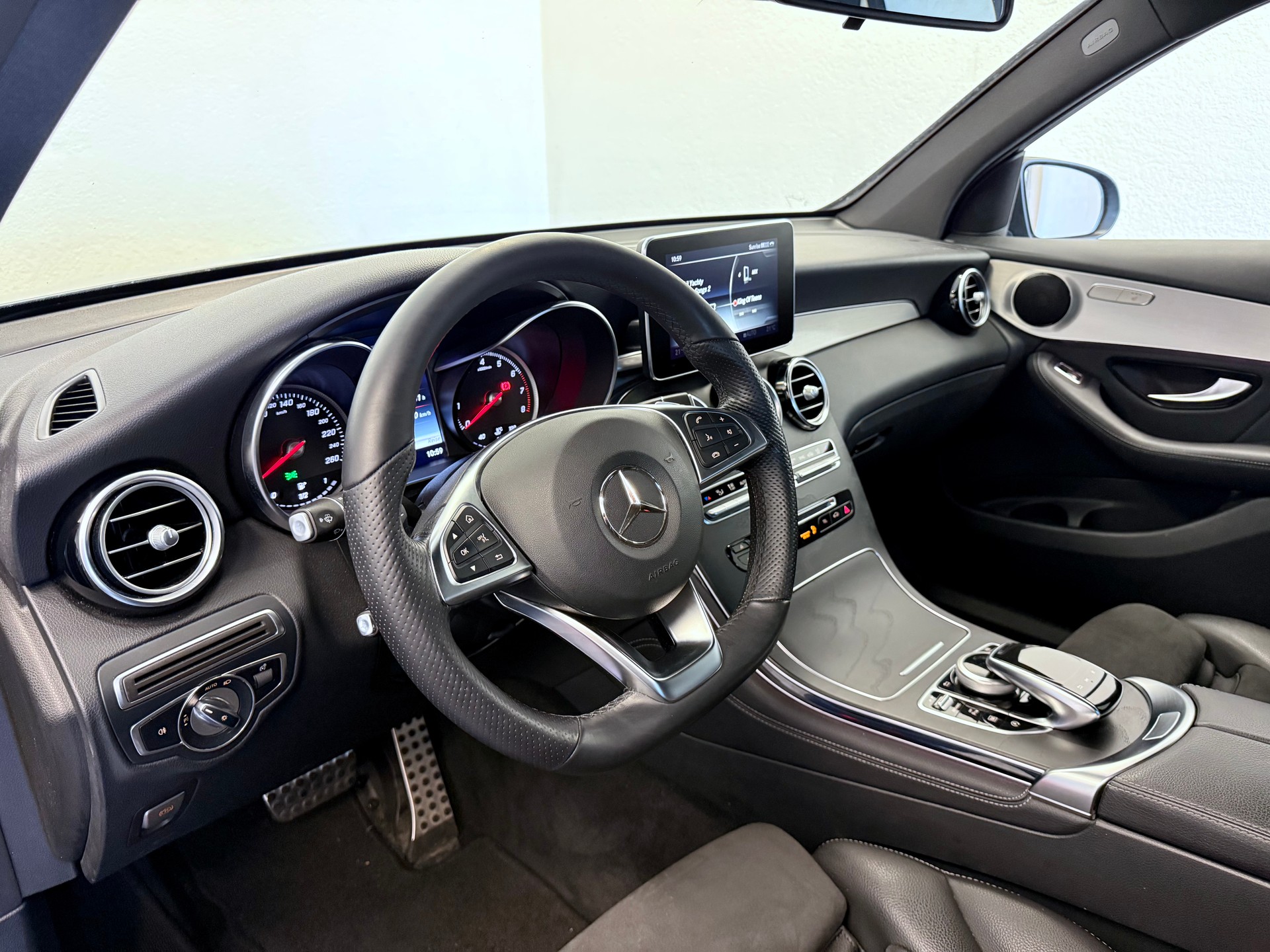 MERCEDES-BENZ GLC 300 4Matic AMG Line 9G-Tronic-image-13