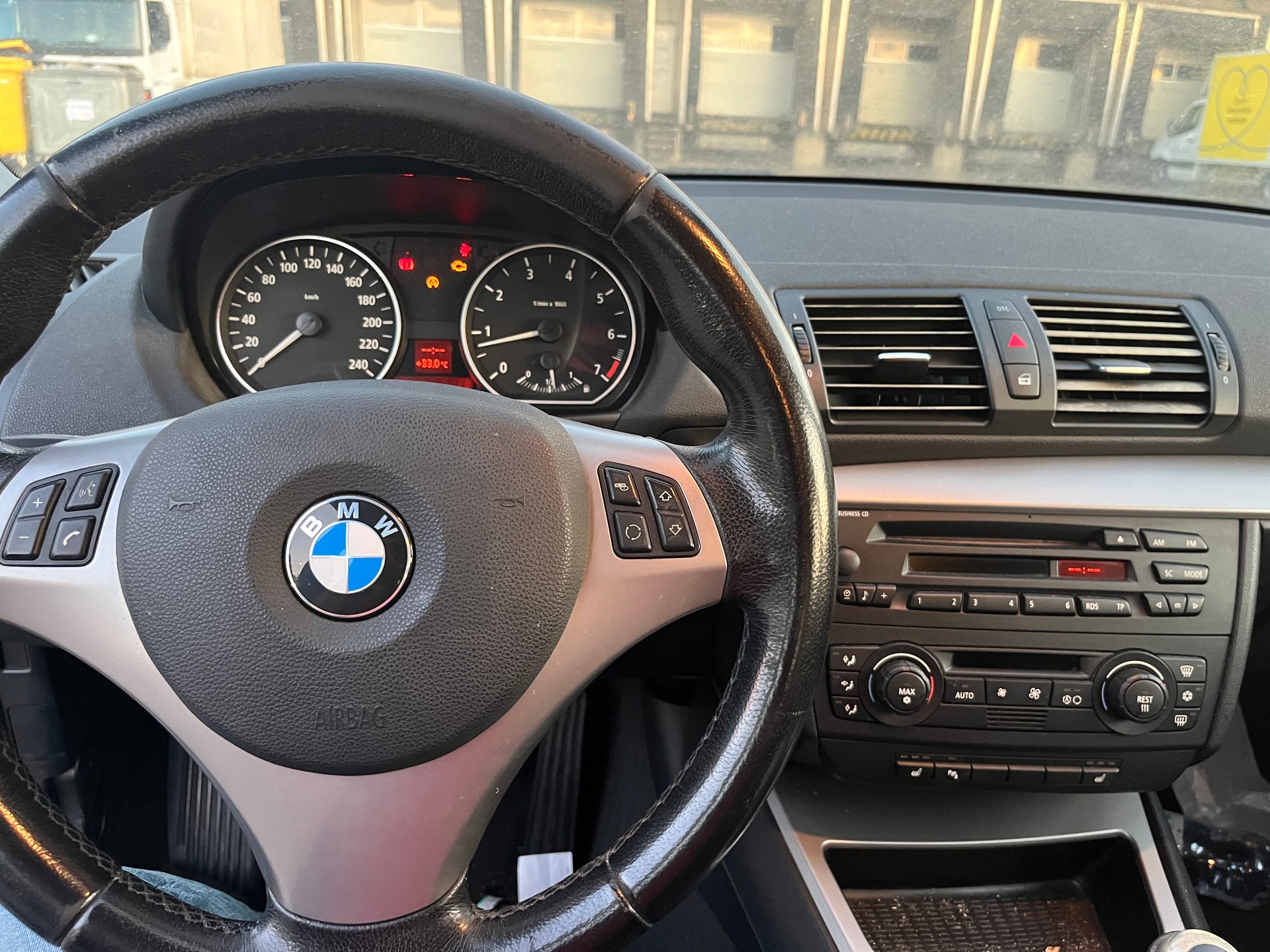 BMW 120i-image-6