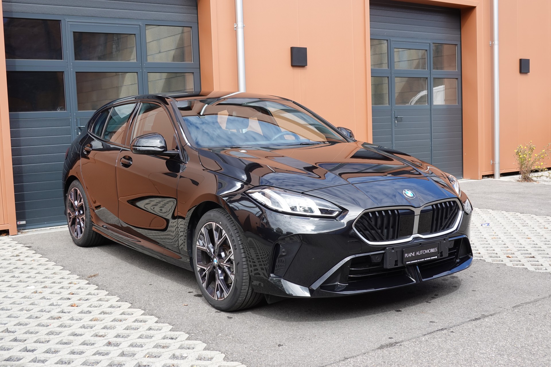 BMW 120i M Sport Steptronic - "LEASING DES 2,9% * Caméra Recul + Capteurs * Drive Select * Cuir/Alcantara"-showroom-element-2
