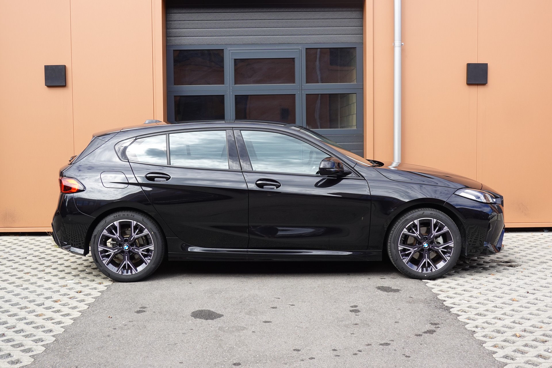 BMW 120i M Sport Steptronic - "LEASING DES 2,9% * Caméra Recul + Capteurs * Drive Select * Cuir/Alcantara"-showroom-element-3