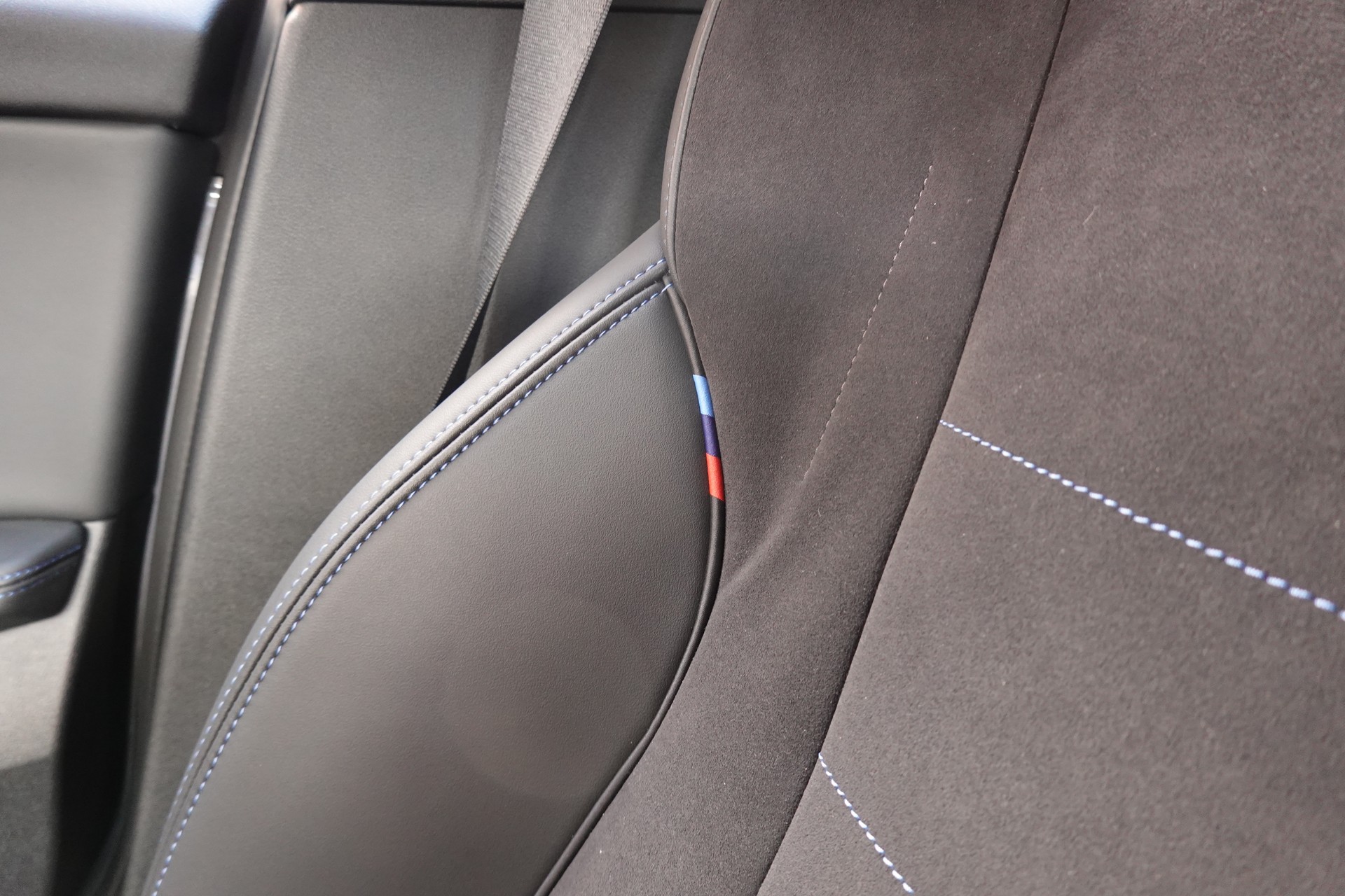 BMW 120i M Sport Steptronic - "LEASING DES 2,9% * Caméra Recul + Capteurs * Drive Select * Cuir/Alcantara"-image-21