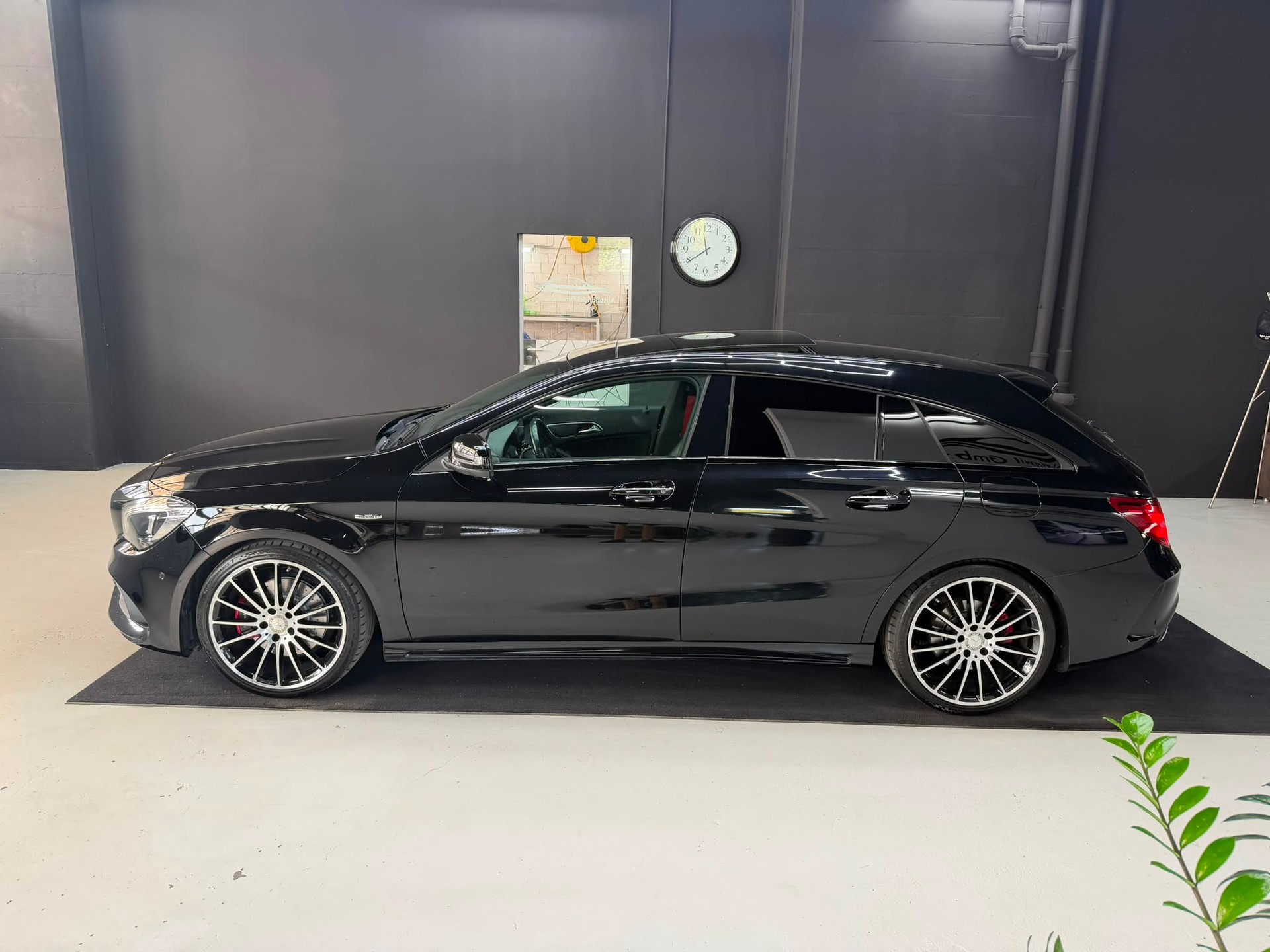 MERCEDES-BENZ CLA Shooting Brake 250 Sport 4Matic 7G-DCT-showroom-element-3