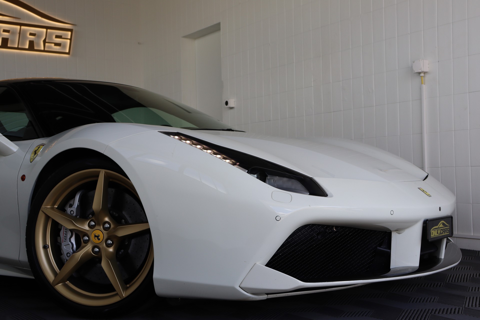 FERRARI 488 GTB 3.9 V8-showroom-element-2