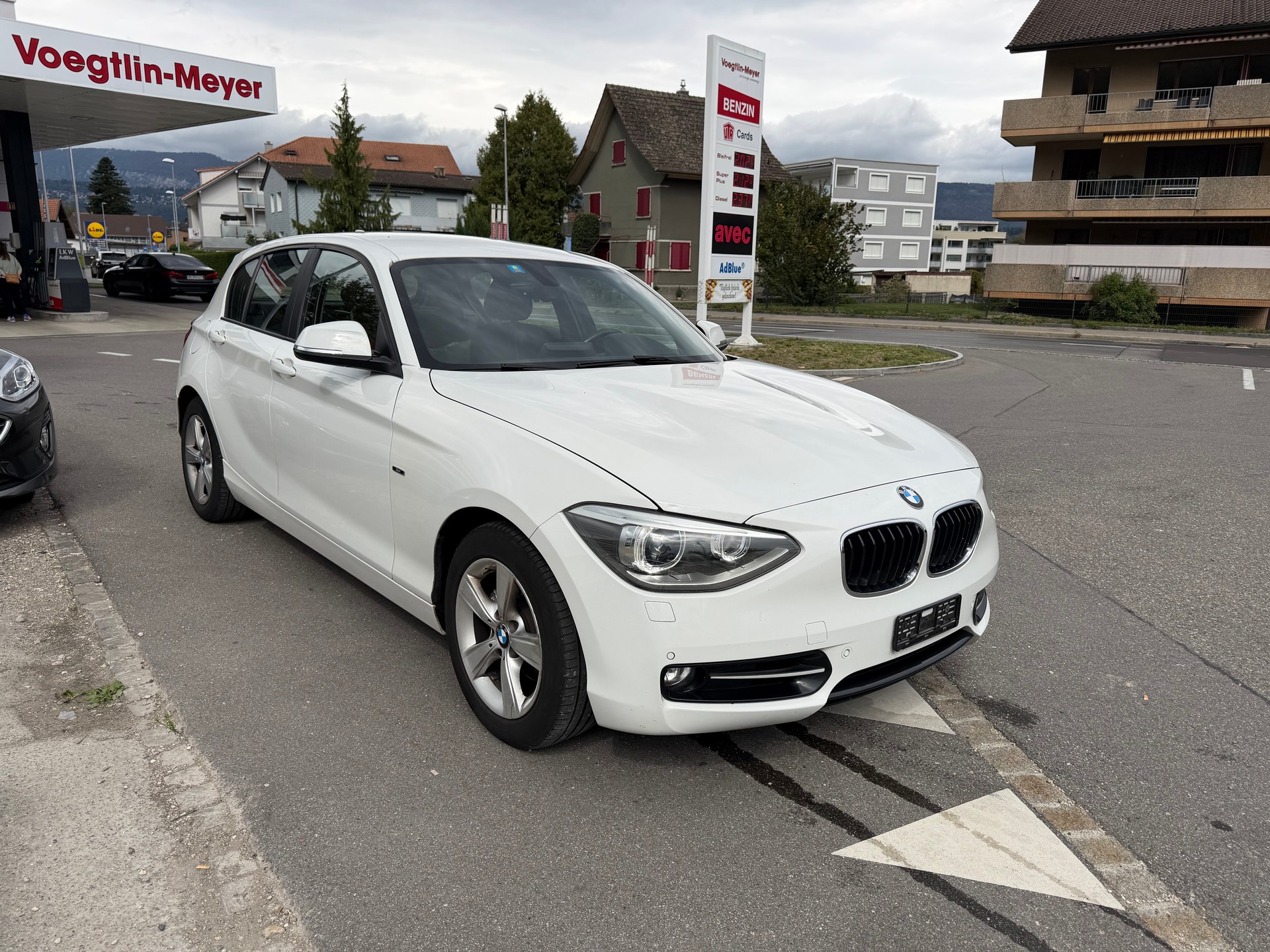 BMW 120d xDrive Sport Line-b5b-showroom-element-1