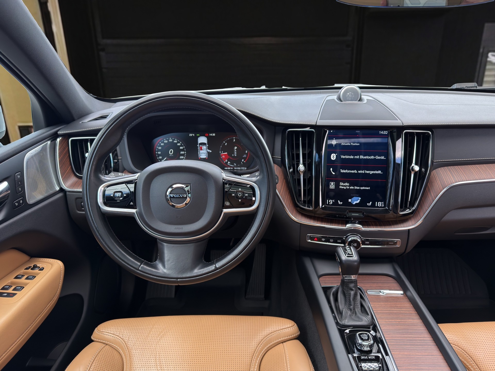 VOLVO XC60 2.0 D5 Inscription AWD-image-13
