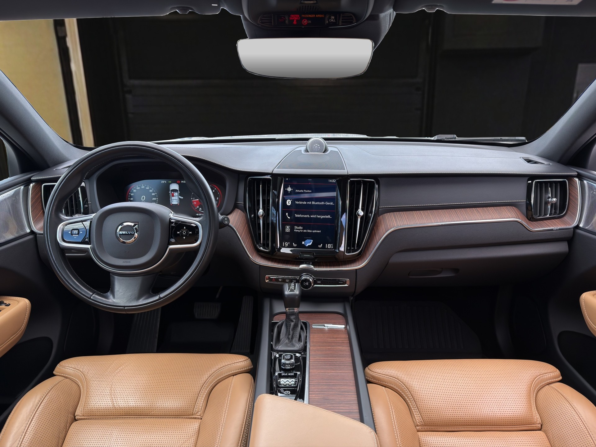 VOLVO XC60 2.0 D5 Inscription AWD-image-12