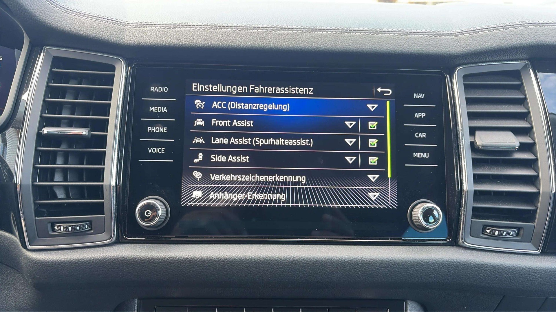 SKODA Kodiaq 2.0 TDI CR L&K 4x4 DSG 200PS mit AHK & 360° Kameras-image-18