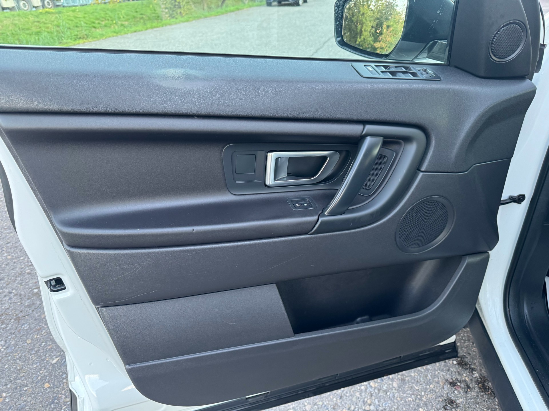LAND ROVER Discovery Sport 2.0 TD4 HSE AT9-image-13