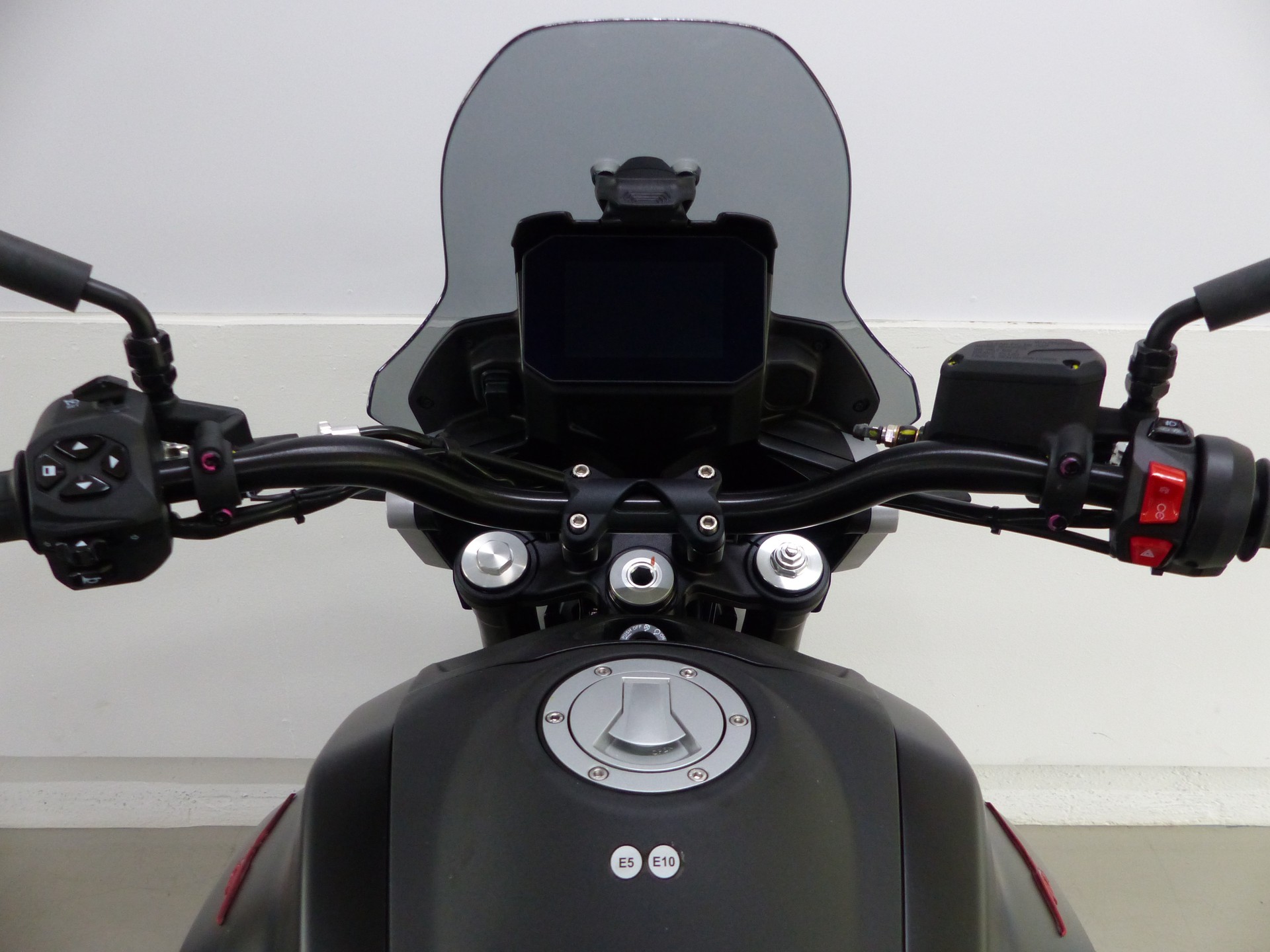 MOTO GUZZI V85 Strada MY25-image-4