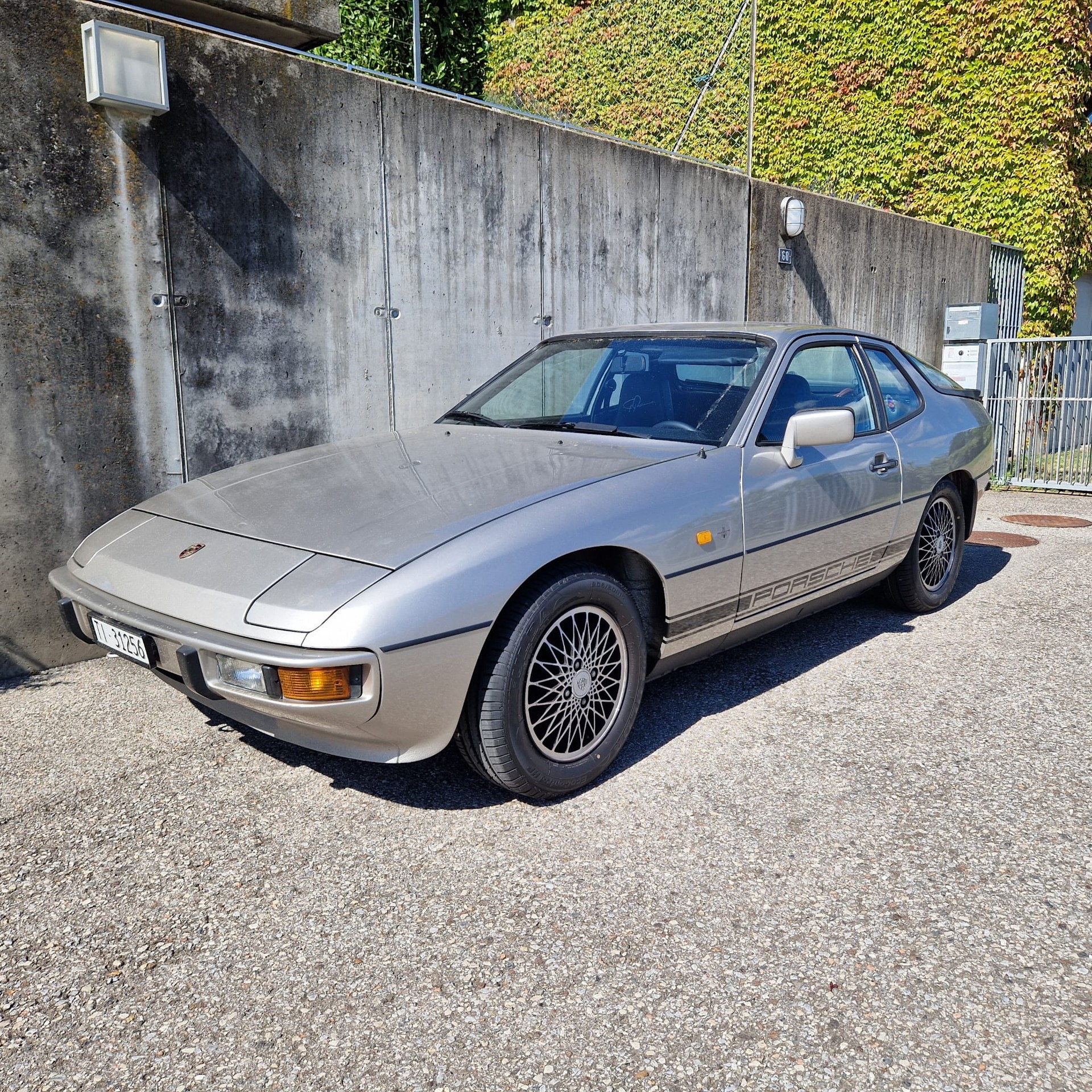 PORSCHE 924-image-1