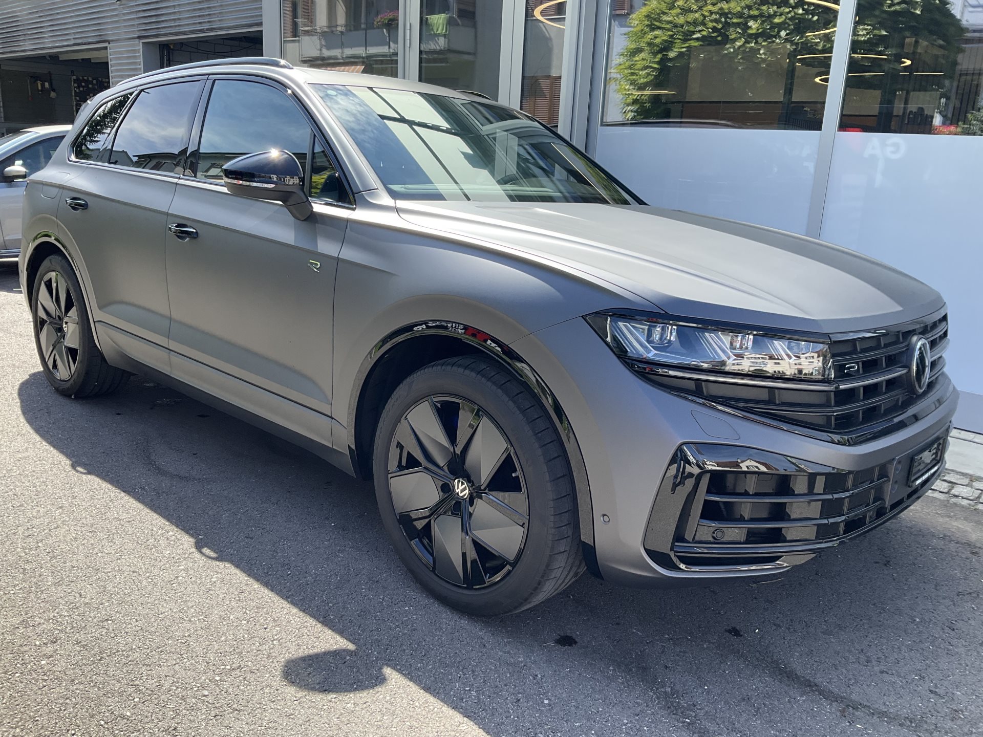 VW Touareg 3.0 TSI eHYBRID 462 PS 4MOTION R *** SILIZIUMGRAU MATT & 5 JAHRE VW WERSGARANTIE ***-showroom-element-2